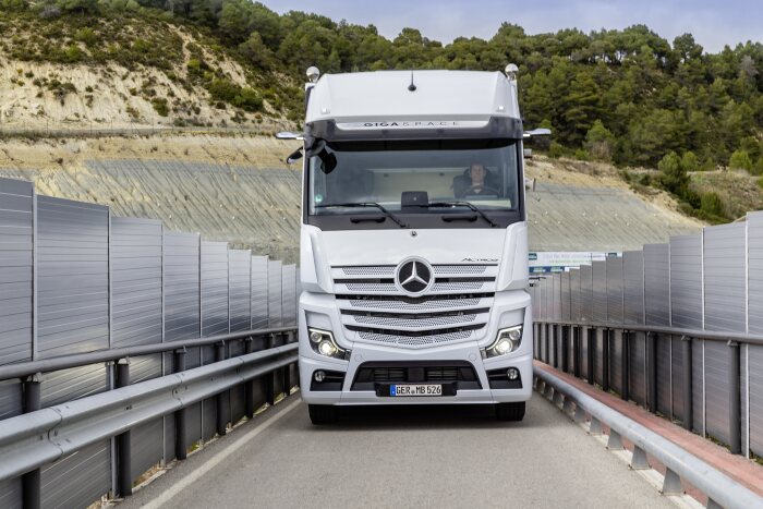 Mercedes-Benz Actros with Active Brake Assist 5 and Sideguard Assist, Active Drive Assist, MirrorCam