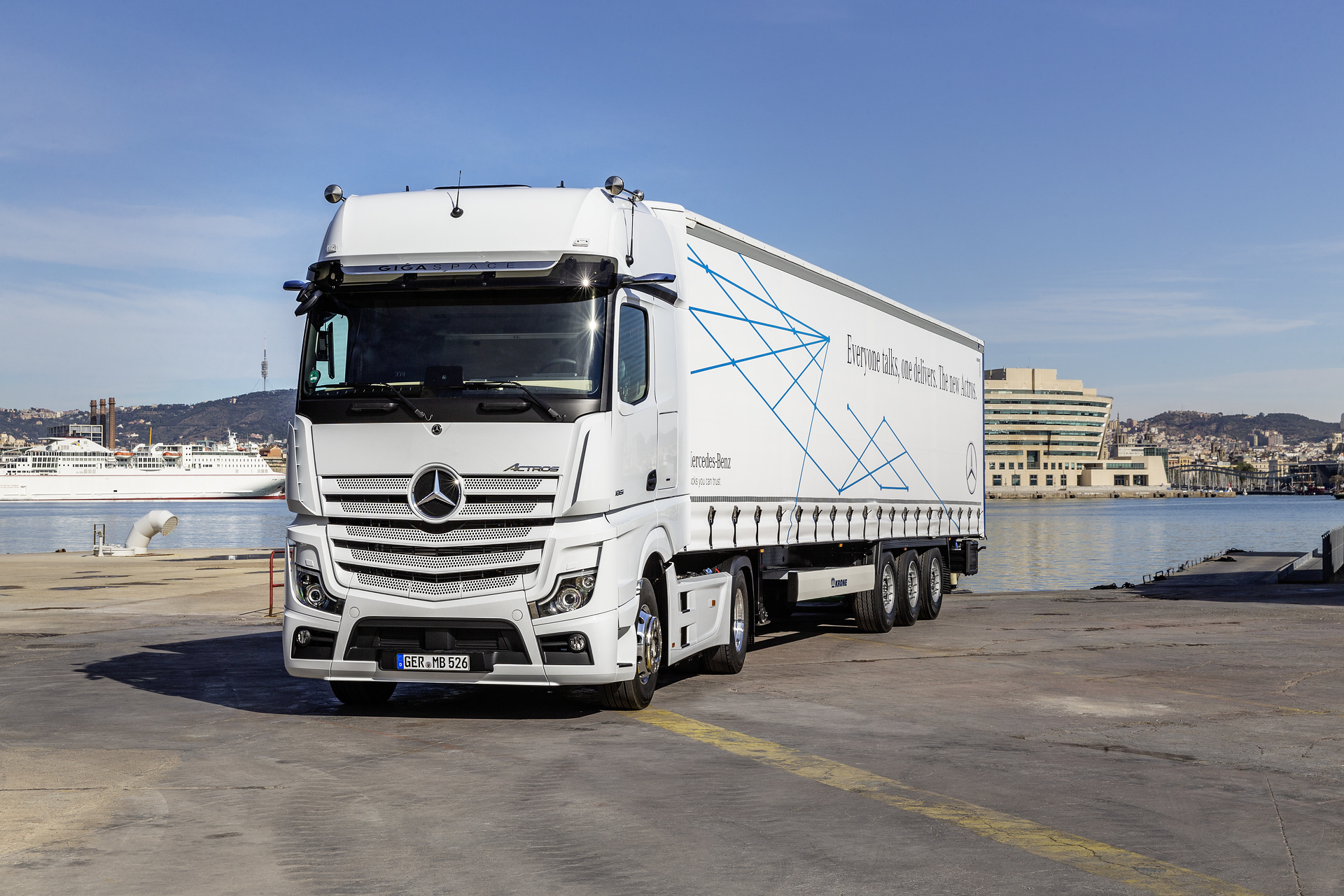 Mercedes-Benz Actros 1851 LS 4x2, Exterieur, arktik-weiß, OM 471 Euro VI mit 375 kW (510 PS), 12,8 L Hubraum, 12-Gang Mercedes PowerShift 3, Active Brake Assist 5, Abstandshalte-Assistent, Verkehrszeichen-Assistent und Abbiege-Assistent, Spurhalte-Assistent, Stabilitätsregel-Assistent, Aufmerksamkeits-Assistent, Active Drive Assist, MirrorCam, Predictive Powertrain Control, BiXenon-Scheinwerfer, L-Fahrerhaus GigaSpace Mercedes-Benz Actros mit Active Brake Assist 5 und Abbiege-Assistent, Active Drive Assist, MirrorCam