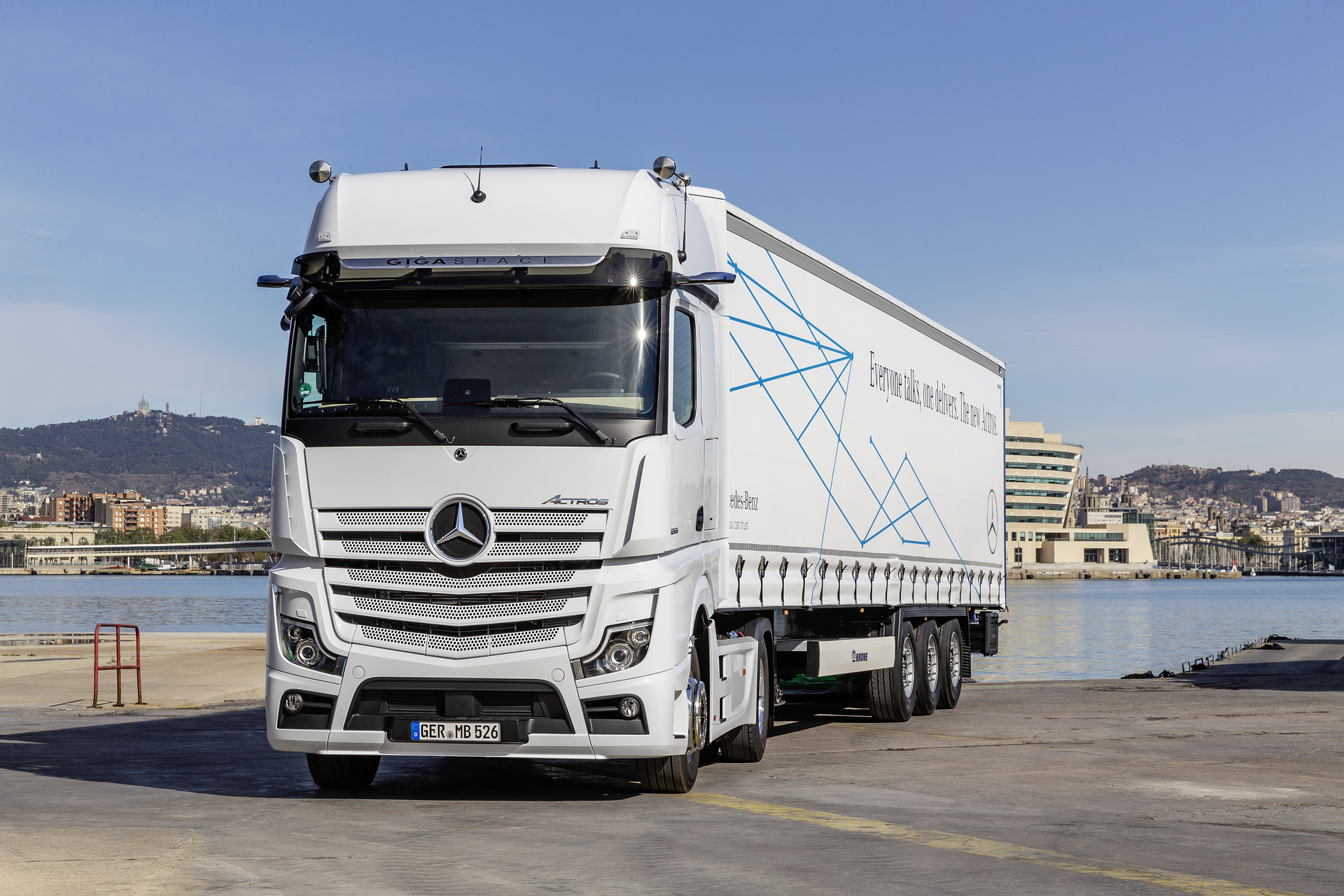 Mercedes-Benz Actros 1851 LS 4x2, Exterieur, arktik-weiß, OM 471 Euro VI mit 375 kW (510 PS), 12,8 L Hubraum, 12-Gang Mercedes PowerShift 3, Active Brake Assist 5, Abstandshalte-Assistent, Verkehrszeichen-Assistent und Abbiege-Assistent, Spurhalte-Assistent, Stabilitätsregel-Assistent, Aufmerksamkeits-Assistent, Active Drive Assist, MirrorCam, Predictive Powertrain Control, BiXenon-Scheinwerfer, L-Fahrerhaus GigaSpace Mercedes-Benz Actros mit Active Brake Assist 5 und Abbiege-Assistent, Active Drive Assist, MirrorCam