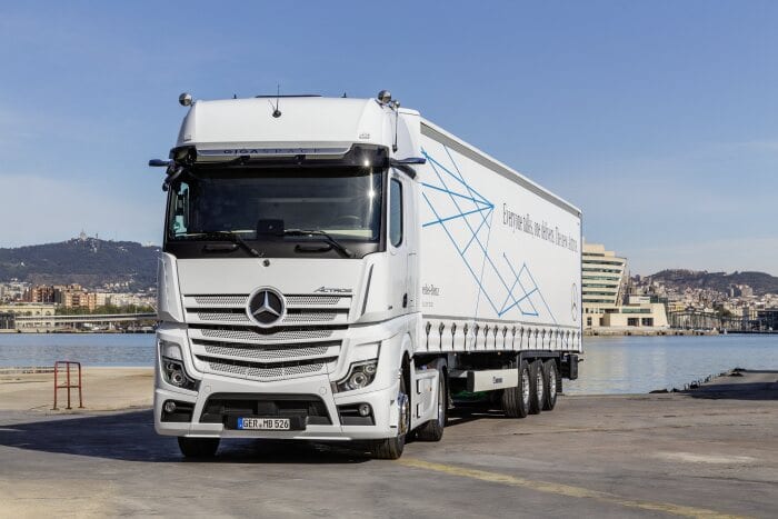 Mercedes-Benz Actros with Active Brake Assist 5 and Sideguard Assist, Active Drive Assist, MirrorCam