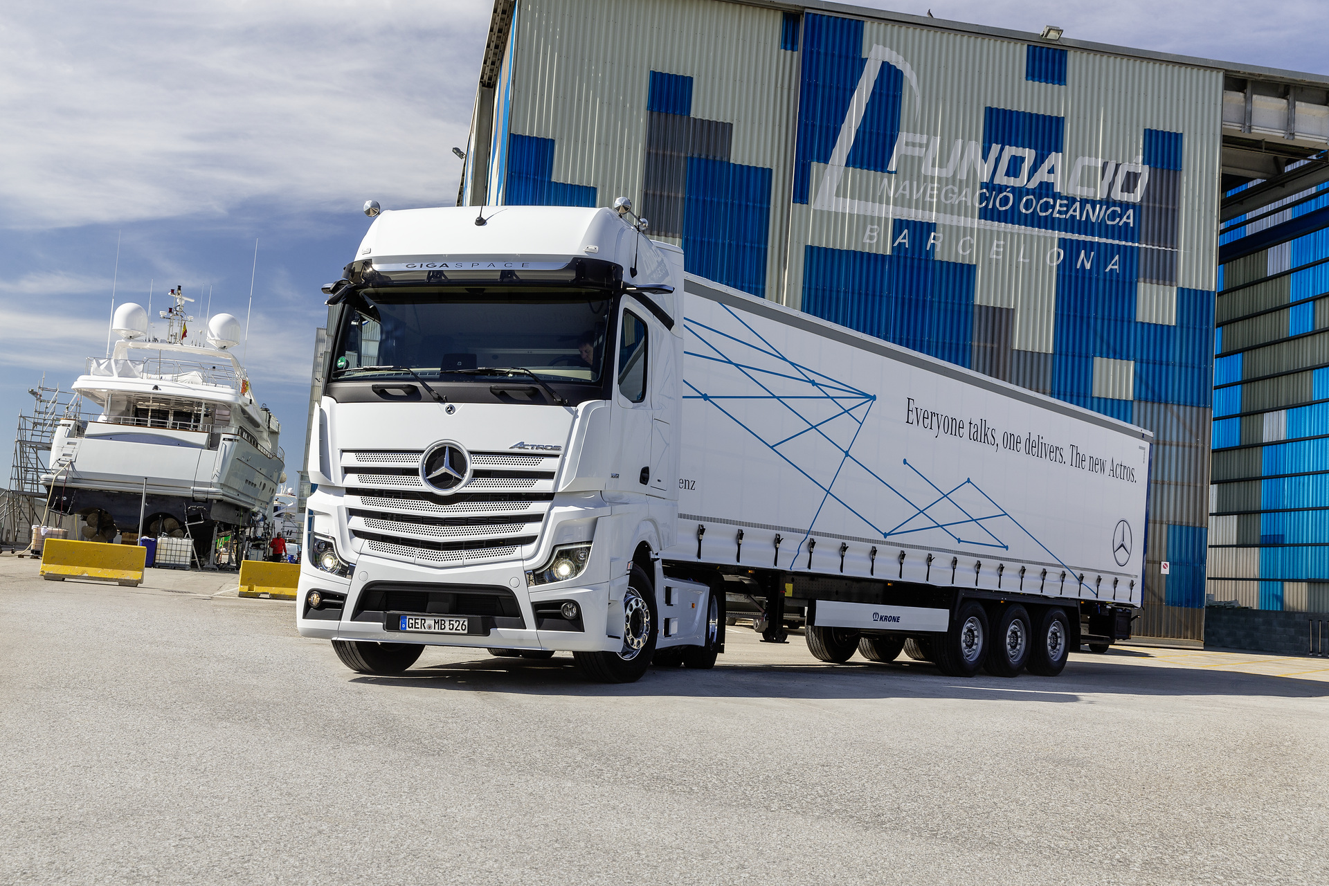 Mercedes-Benz Actros 1851 LS 4x2, Exterieur, arktik-weiß, OM 471 Euro VI mit 375 kW (510 PS), 12,8 L Hubraum, 12-Gang Mercedes PowerShift 3, Active Brake Assist 5, Abstandshalte-Assistent, Verkehrszeichen-Assistent und Abbiege-Assistent, Spurhalte-Assistent, Stabilitätsregel-Assistent, Aufmerksamkeits-Assistent, Active Drive Assist, MirrorCam, Predictive Powertrain Control, BiXenon-Scheinwerfer, L-Fahrerhaus GigaSpace Mercedes-Benz Actros mit Active Brake Assist 5 und Abbiege-Assistent, Active Drive Assist, MirrorCam