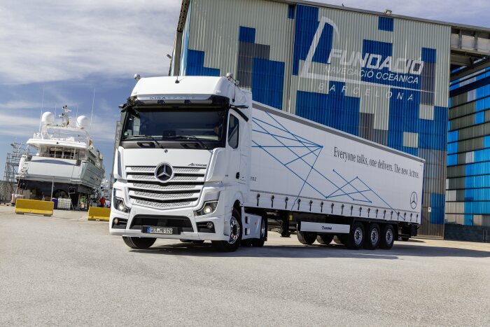 Mercedes-Benz Actros with Active Brake Assist 5 and Sideguard Assist, Active Drive Assist, MirrorCam