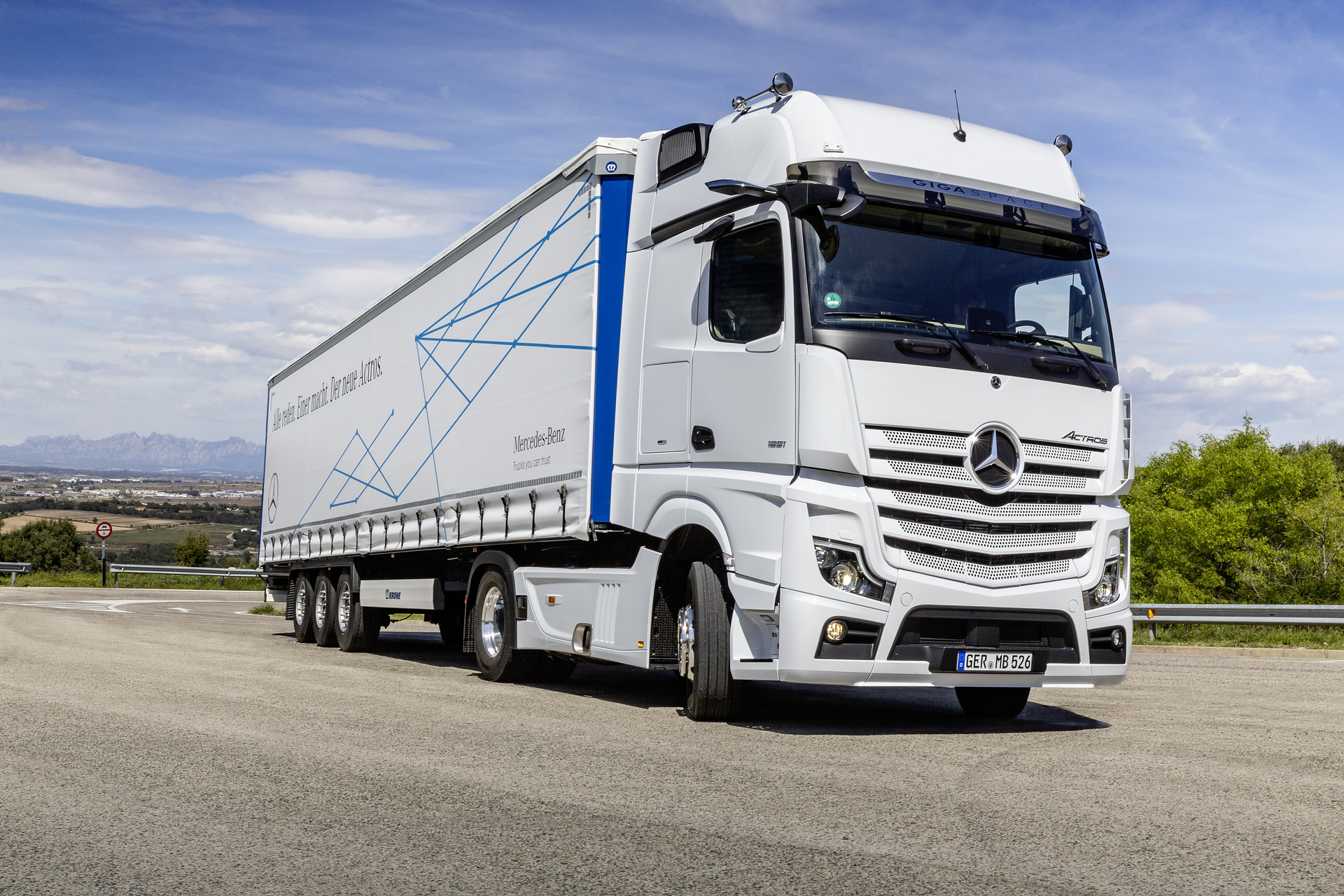 Mercedes-Benz Actros 1851 LS 4x2, Exterieur, arktik-weiß, OM 471 Euro VI mit 375 kW (510 PS), 12,8 L Hubraum, 12-Gang Mercedes PowerShift 3, Active Brake Assist 5, Abstandshalte-Assistent, Verkehrszeichen-Assistent und Abbiege-Assistent, Spurhalte-Assistent, Stabilitätsregel-Assistent, Aufmerksamkeits-Assistent, Active Drive Assist, MirrorCam, Predictive Powertrain Control, BiXenon-Scheinwerfer, L-Fahrerhaus GigaSpace Mercedes-Benz Actros mit Active Brake Assist 5 und Abbiege-Assistent, Active Drive Assist, MirrorCam