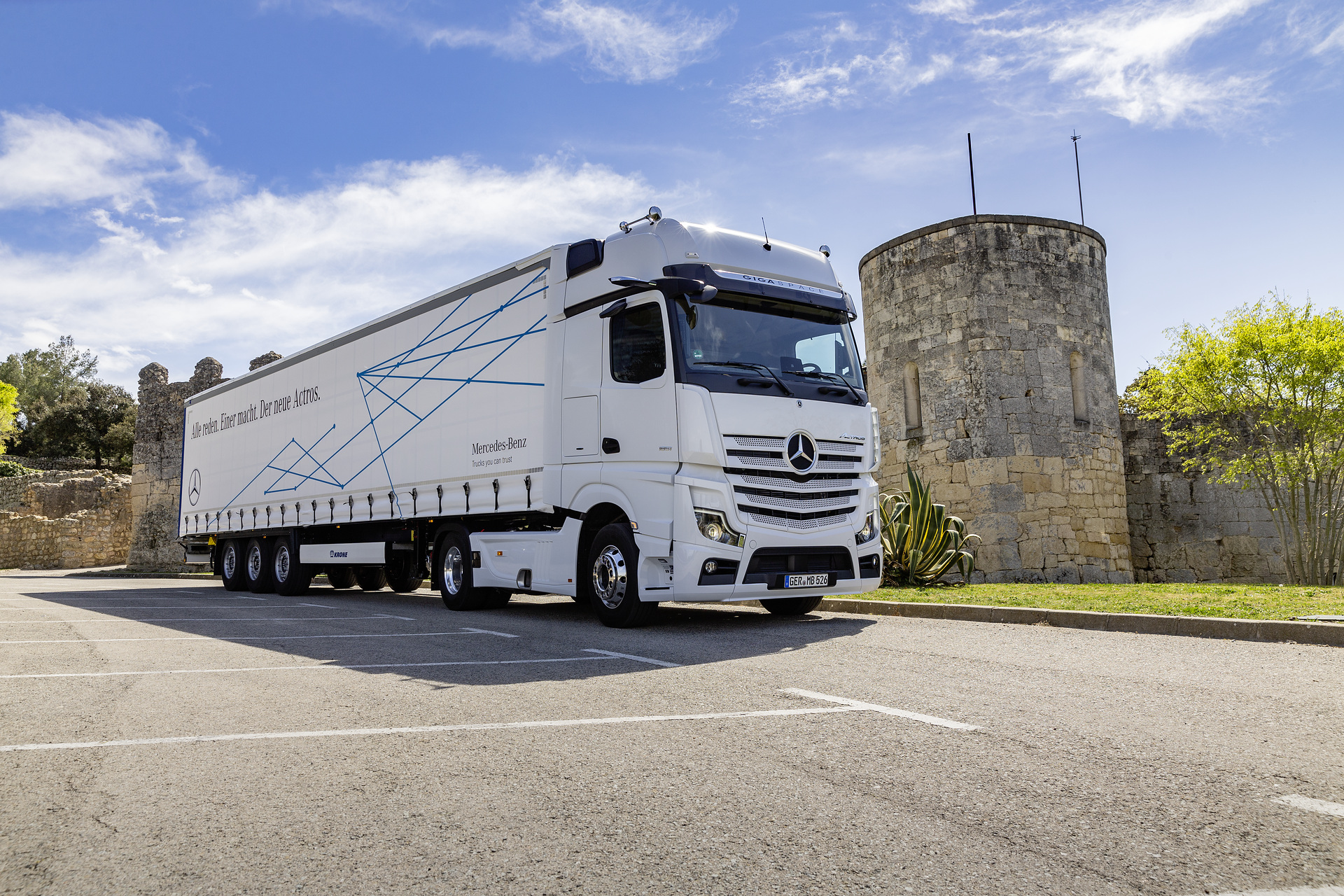 Mercedes-Benz Actros 1851 LS 4x2, Exterieur, arktik-weiß, OM 471 Euro VI mit 375 kW (510 PS), 12,8 L Hubraum, 12-Gang Mercedes PowerShift 3, Active Brake Assist 5, Abstandshalte-Assistent, Verkehrszeichen-Assistent und Abbiege-Assistent, Spurhalte-Assistent, Stabilitätsregel-Assistent, Aufmerksamkeits-Assistent, Active Drive Assist, MirrorCam, Predictive Powertrain Control, BiXenon-Scheinwerfer, L-Fahrerhaus GigaSpace Mercedes-Benz Actros mit Active Brake Assist 5 und Abbiege-Assistent, Active Drive Assist, MirrorCam