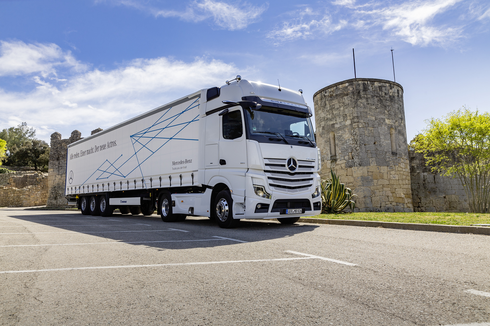 Mercedes-Benz Actros with Active Brake Assist 5 and Sideguard Assist, Active Drive Assist, MirrorCam