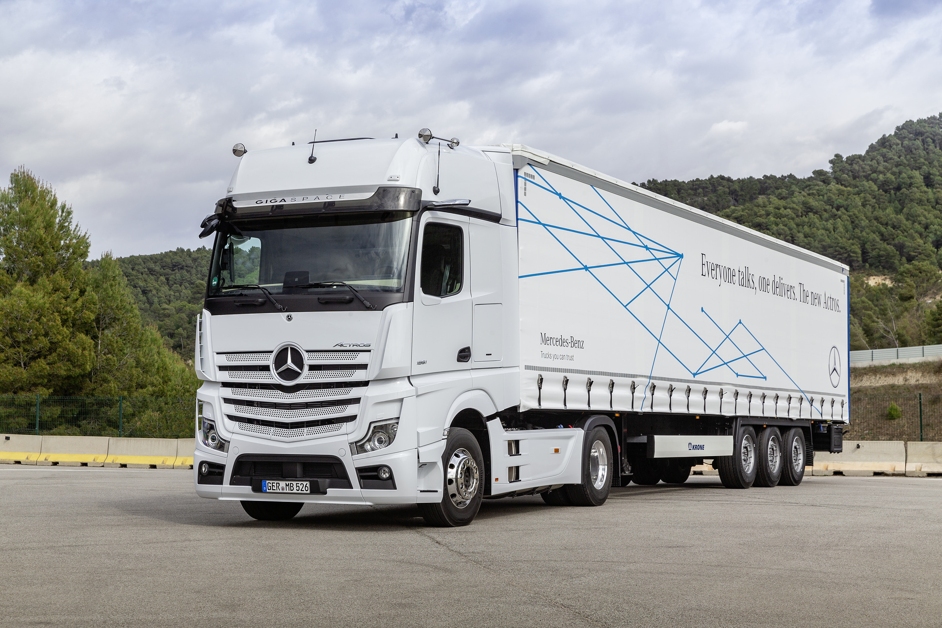 Mercedes-Benz Actros 1851 LS 4x2, Exterieur, arktik-weiß, OM 471 Euro VI mit 375 kW (510 PS), 12,8 L Hubraum, 12-Gang Mercedes PowerShift 3, Active Brake Assist 5, Abstandshalte-Assistent, Verkehrszeichen-Assistent und Abbiege-Assistent, Spurhalte-Assistent, Stabilitätsregel-Assistent, Aufmerksamkeits-Assistent, Active Drive Assist, MirrorCam, Predictive Powertrain Control, BiXenon-Scheinwerfer, L-Fahrerhaus GigaSpace Mercedes-Benz Actros mit Active Brake Assist 5 und Abbiege-Assistent, Active Drive Assist, MirrorCam