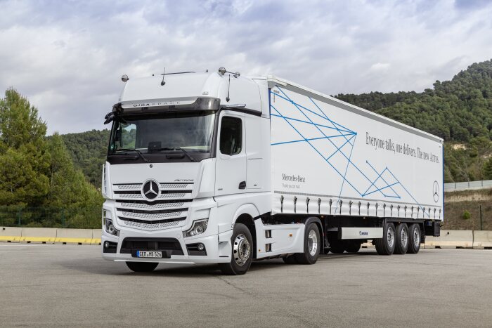 Mercedes-Benz Actros mit Active Brake Assist 5 und Abbiege-Assistent, Active Drive Assist, MirrorCam