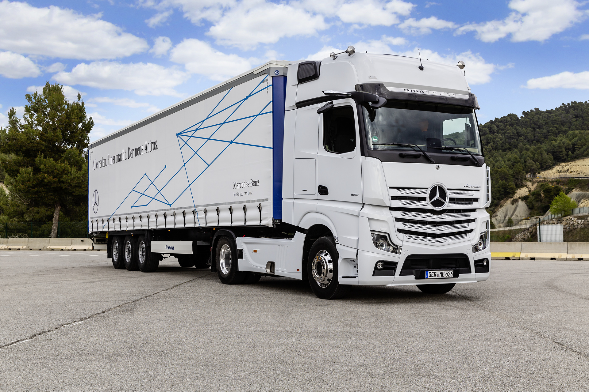 Mercedes-Benz Actros 1851 LS 4x2, Exterieur, arktik-weiß, OM 471 Euro VI mit 375 kW (510 PS), 12,8 L Hubraum, 12-Gang Mercedes PowerShift 3, Active Brake Assist 5, Abstandshalte-Assistent, Verkehrszeichen-Assistent und Abbiege-Assistent, Spurhalte-Assistent, Stabilitätsregel-Assistent, Aufmerksamkeits-Assistent, Active Drive Assist, MirrorCam, Predictive Powertrain Control, BiXenon-Scheinwerfer, L-Fahrerhaus GigaSpace Mercedes-Benz Actros mit Active Brake Assist 5 und Abbiege-Assistent, Active Drive Assist, MirrorCam