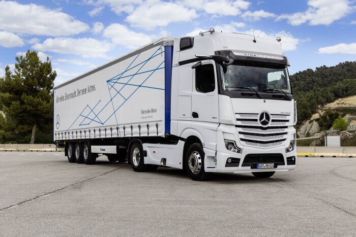 Mercedes-Benz Actros with Active Brake Assist 5 and Sideguard Assist, Active Drive Assist, MirrorCam