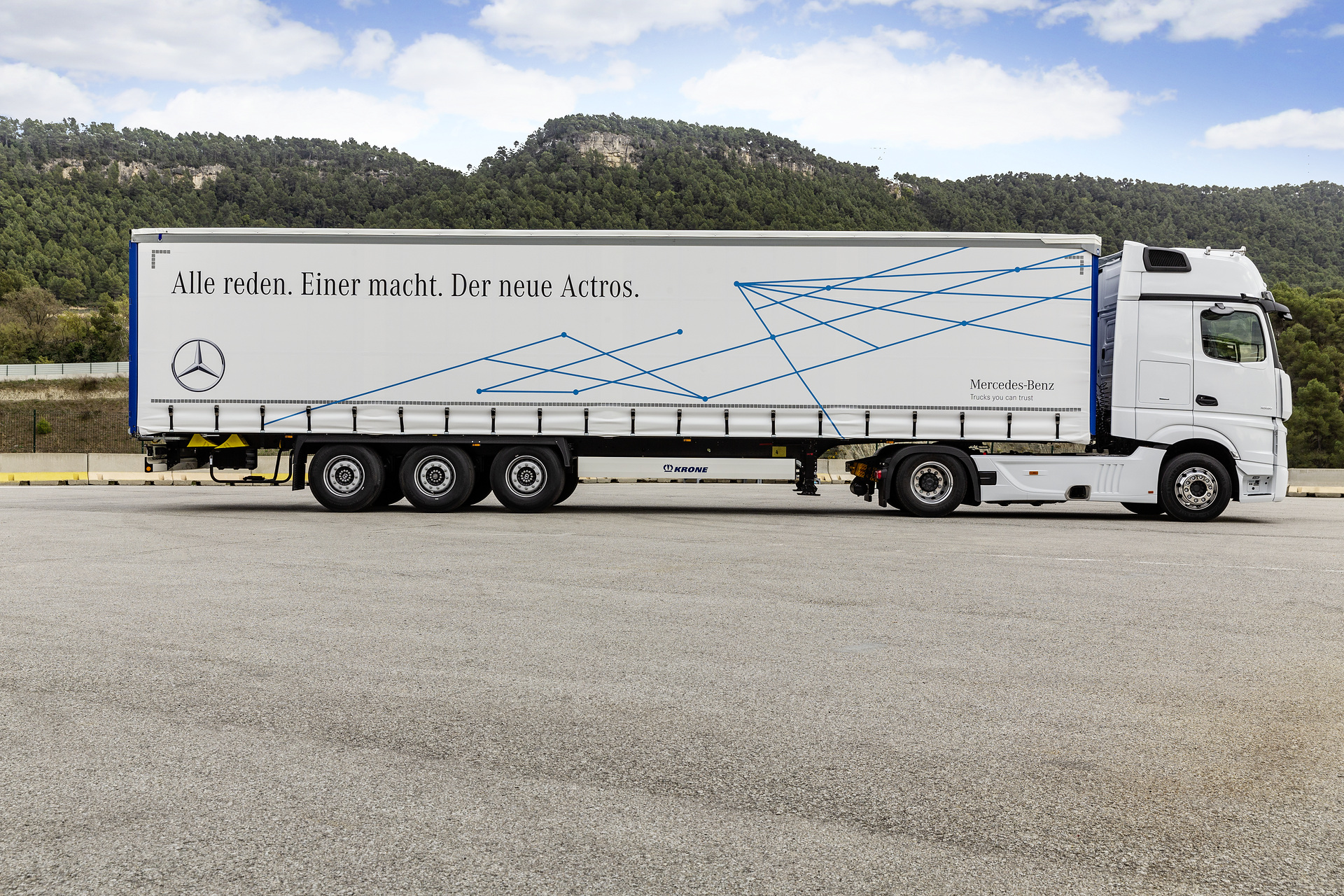 Mercedes-Benz Actros 1851 LS 4x2, Exterieur, arktik-weiß, OM 471 Euro VI mit 375 kW (510 PS), 12,8 L Hubraum, 12-Gang Mercedes PowerShift 3, Active Brake Assist 5, Abstandshalte-Assistent, Verkehrszeichen-Assistent und Abbiege-Assistent, Spurhalte-Assistent, Stabilitätsregel-Assistent, Aufmerksamkeits-Assistent, Active Drive Assist, MirrorCam, Predictive Powertrain Control, BiXenon-Scheinwerfer, L-Fahrerhaus GigaSpace Mercedes-Benz Actros mit Active Brake Assist 5 und Abbiege-Assistent, Active Drive Assist, MirrorCam
