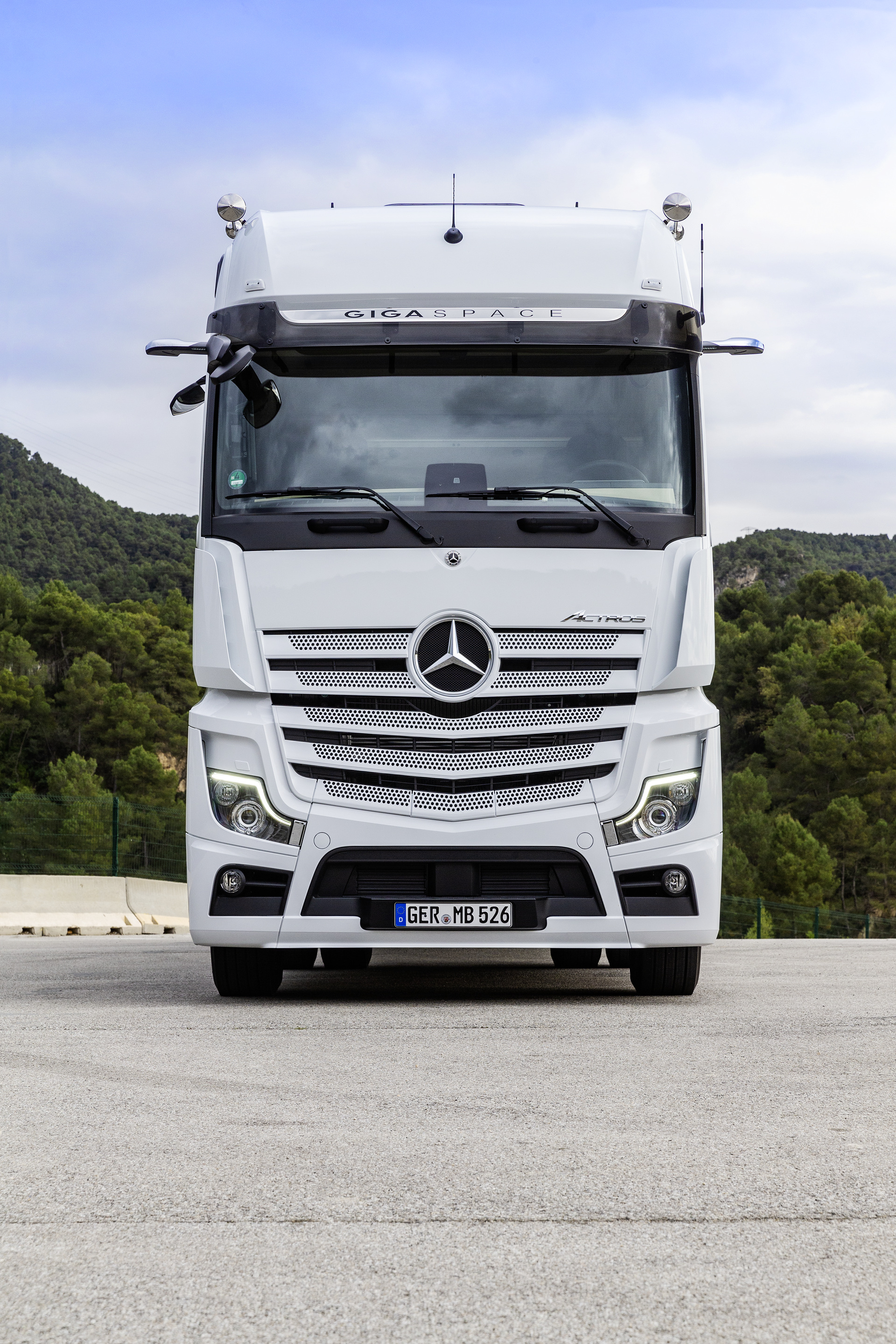 Mercedes-Benz Actros 1851 LS 4x2, Exterieur, arktik-weiß, OM 471 Euro VI mit 375 kW (510 PS), 12,8 L Hubraum, 12-Gang Mercedes PowerShift 3, Active Brake Assist 5, Abstandshalte-Assistent, Verkehrszeichen-Assistent und Abbiege-Assistent, Spurhalte-Assistent, Stabilitätsregel-Assistent, Aufmerksamkeits-Assistent, Active Drive Assist, MirrorCam, Predictive Powertrain Control, BiXenon-Scheinwerfer, L-Fahrerhaus GigaSpace Mercedes-Benz Actros mit Active Brake Assist 5 und Abbiege-Assistent, Active Drive Assist, MirrorCam