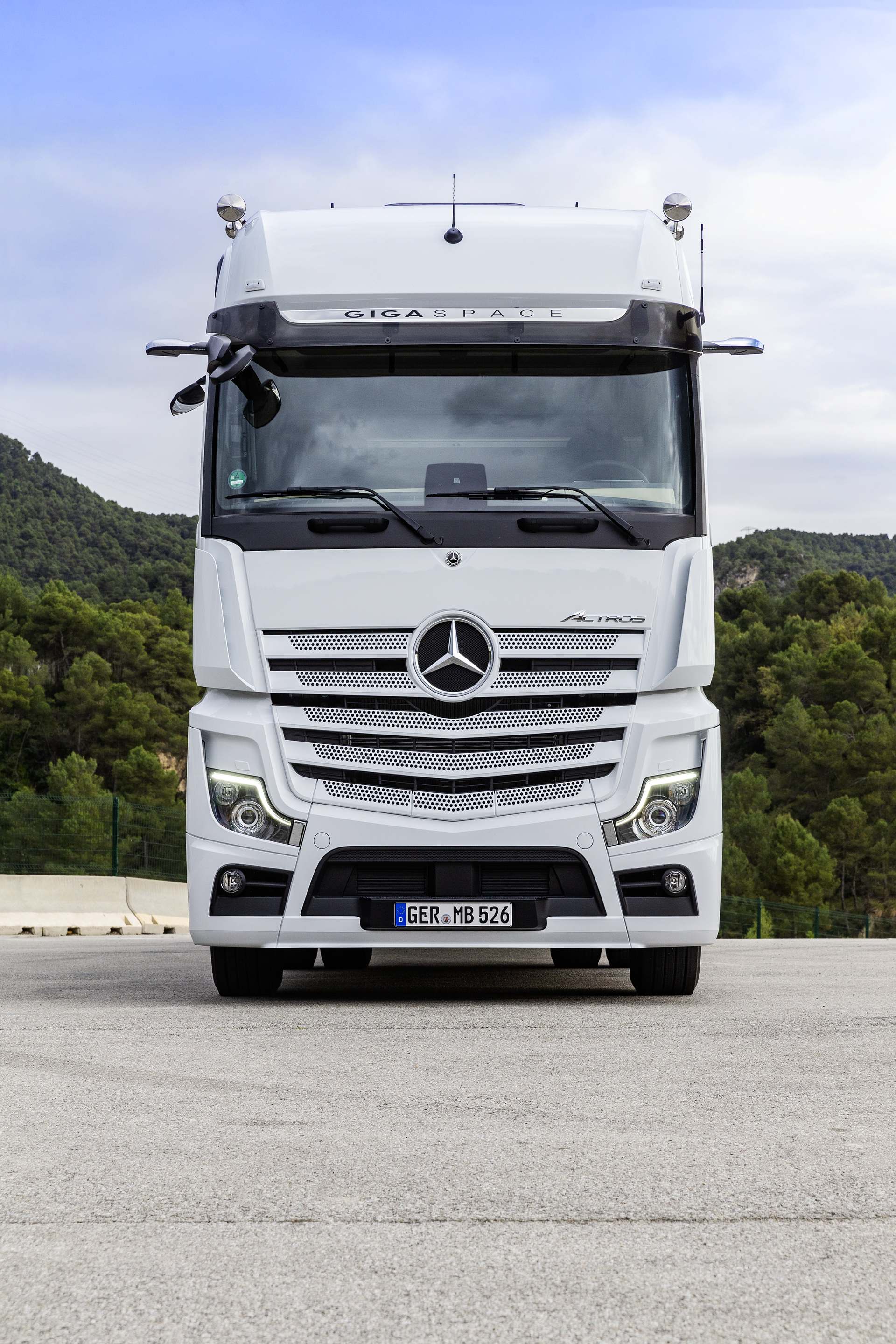 Mercedes-Benz Actros with Active Brake Assist 5 and Sideguard Assist, Active Drive Assist, MirrorCam