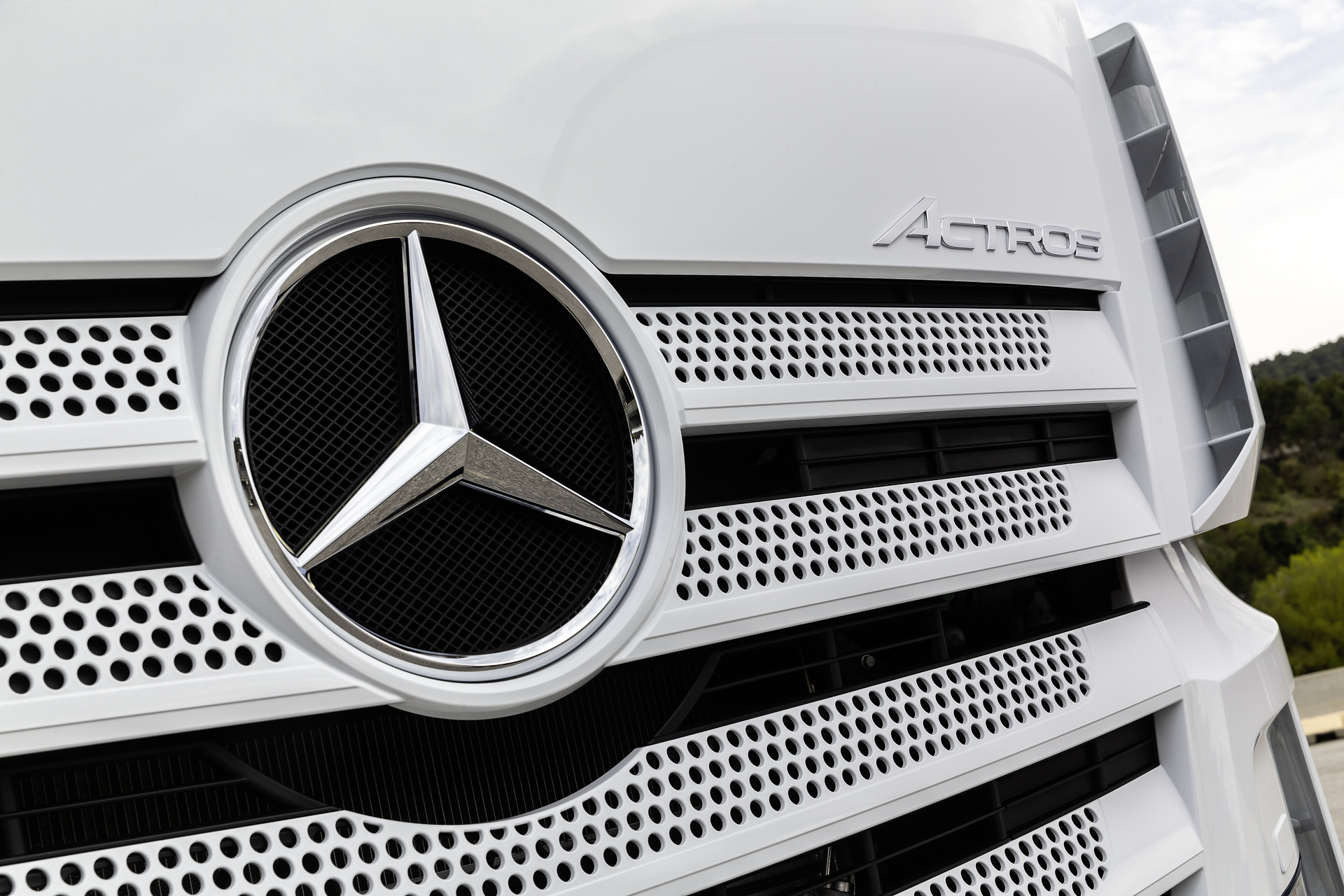 Mercedes-Benz Actros 1851 LS 4x2, Exterieur, arktik-weiß, OM 471 Euro VI mit 375 kW (510 PS), 12,8 L Hubraum, 12-Gang Mercedes PowerShift 3, Active Brake Assist 5, Abstandshalte-Assistent, Verkehrszeichen-Assistent und Abbiege-Assistent, Spurhalte-Assistent, Stabilitätsregel-Assistent, Aufmerksamkeits-Assistent, Active Drive Assist, MirrorCam, Predictive Powertrain Control, BiXenon-Scheinwerfer, L-Fahrerhaus GigaSpace Mercedes-Benz Actros mit Active Brake Assist 5 und Abbiege-Assistent, Active Drive Assist, MirrorCam