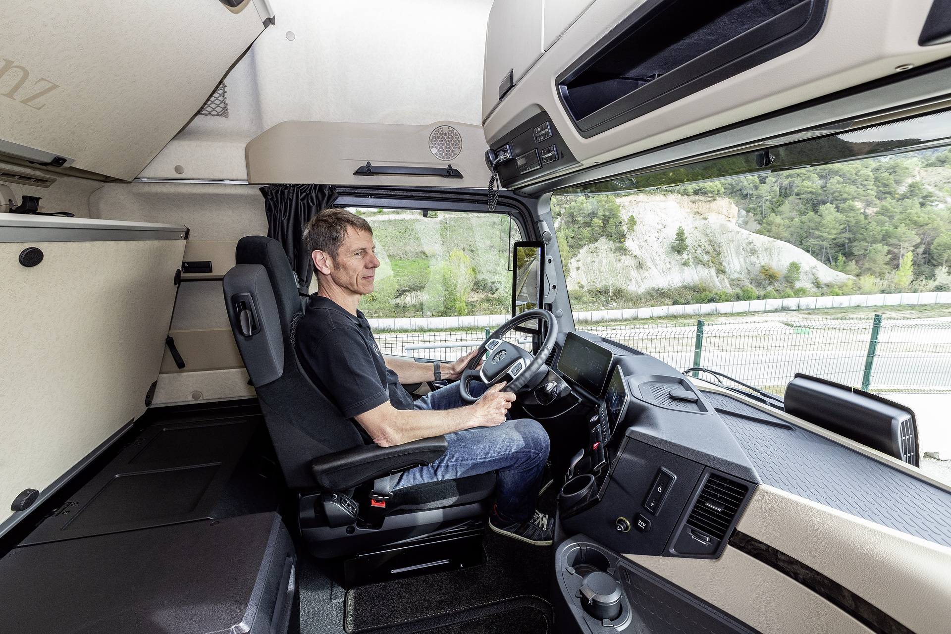 Mercedes-Benz Actros 1851 LS 4x2, Interieur, mandelbeige, OM 471 Euro VI mit 375 kW (510 PS), 12,8 L Hubraum, 12-Gang Mercedes PowerShift 3, Active Brake Assist 5, Abstandshalte-Assistent, Verkehrszeichen-Assistent und Abbiege-Assistent, Spurhalte-Assistent, Stabilitätsregel-Assistent, Aufmerksamkeits-Assistent, Active Drive Assist, MirrorCam, Predictive Powertrain Control, BiXenon-Scheinwerfer, L-Fahrerhaus GigaSpace Mercedes-Benz Actros mit Active Brake Assist 5 und Abbiege-Assistent, Active Drive Assist, MirrorCam