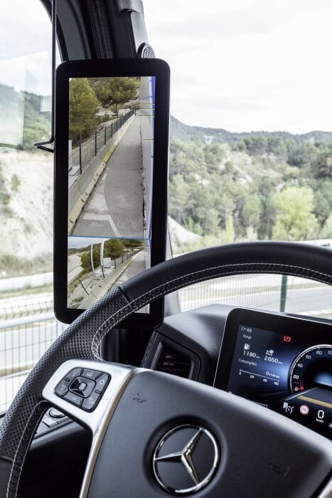 Mercedes-Benz Actros mit Active Brake Assist 5 und Abbiege-Assistent, Active Drive Assist, MirrorCam