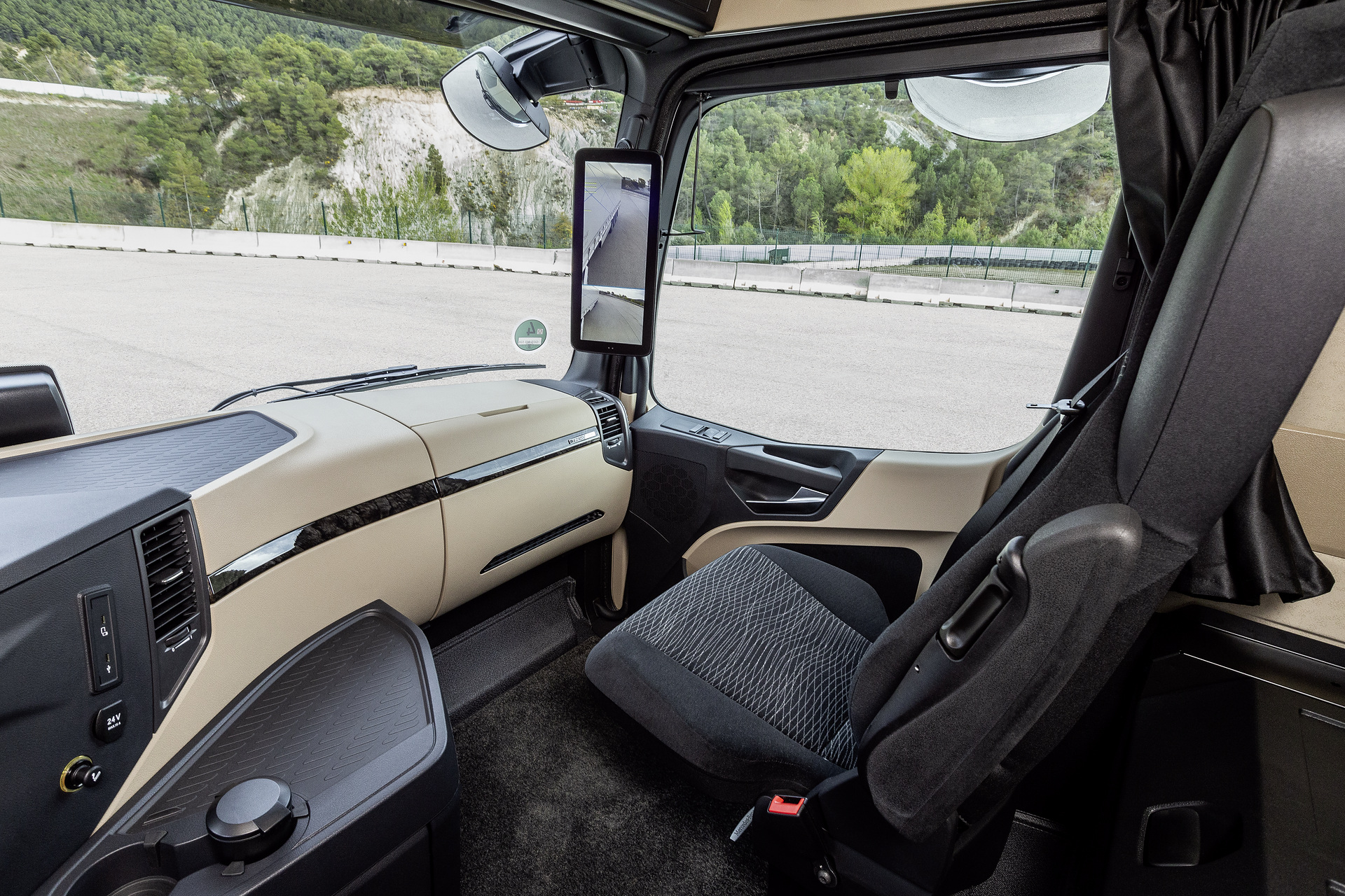 Mercedes-Benz Actros 1851 LS 4x2, Interieur, mandelbeige, OM 471 Euro VI mit 375 kW (510 PS), 12,8 L Hubraum, 12-Gang Mercedes PowerShift 3, Active Brake Assist 5, Abstandshalte-Assistent, Verkehrszeichen-Assistent und Abbiege-Assistent, Spurhalte-Assistent, Stabilitätsregel-Assistent, Aufmerksamkeits-Assistent, Active Drive Assist, MirrorCam, Predictive Powertrain Control, BiXenon-Scheinwerfer, L-Fahrerhaus GigaSpace Mercedes-Benz Actros mit Active Brake Assist 5 und Abbiege-Assistent, Active Drive Assist, MirrorCam