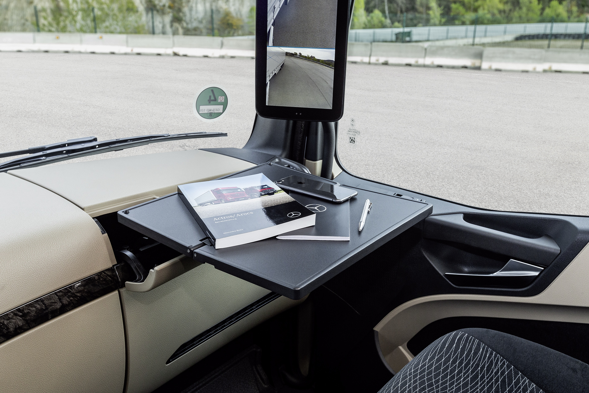 Mercedes-Benz Actros 1851 LS 4x2, Interieur, mandelbeige, OM 471 Euro VI mit 375 kW (510 PS), 12,8 L Hubraum, 12-Gang Mercedes PowerShift 3, Active Brake Assist 5, Abstandshalte-Assistent, Verkehrszeichen-Assistent und Abbiege-Assistent, Spurhalte-Assistent, Stabilitätsregel-Assistent, Aufmerksamkeits-Assistent, Active Drive Assist, MirrorCam, Predictive Powertrain Control, BiXenon-Scheinwerfer, L-Fahrerhaus GigaSpace Mercedes-Benz Actros mit Active Brake Assist 5 und Abbiege-Assistent, Active Drive Assist, MirrorCam