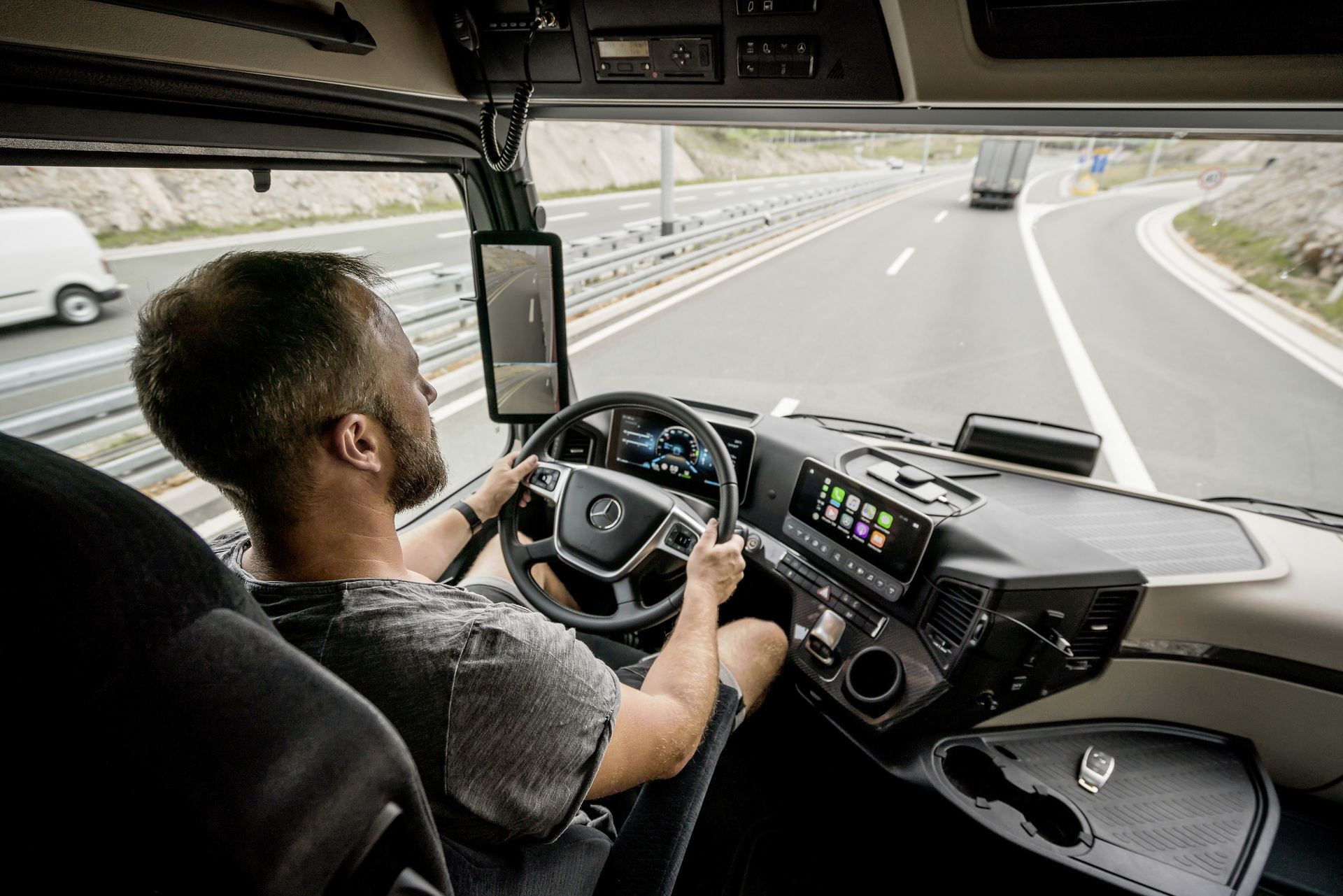 Human Machine Interface (HMI); Multimedia-Cockpit - Mercedes-Benz neuer Actros