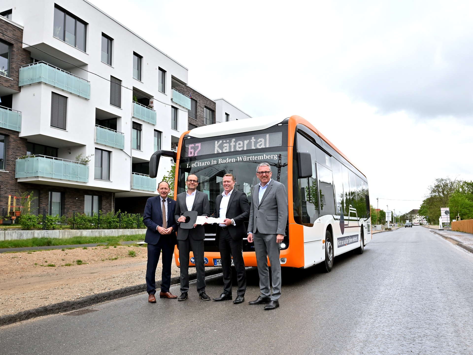 Official start for the E-Bus Lines: Mayor Dr. Peter Kurz, Rüdiger Kappel, Head of Sales for Fleets at Daimler Buses Germany, rnv Managing Director Christian Volz and Christian Specht, First Mayor of Mannheim, symbolically put the line into operation in the newly designed Franklin district. The new e-bus lines are intended to make residential areas more attractive and the industrial estates more attractive. The eCitaro runs the lines purely electrically and thus completely emission-free. eCitaro: Emission-free through Mannheim
