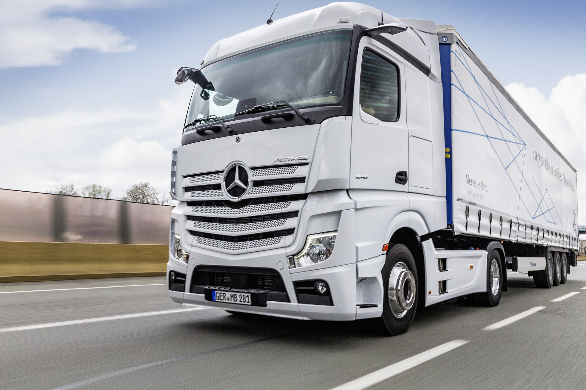 Mercedes-Benz Actros 1845 LS 4x2, Exterieur, arktik-weiß, OM 471 Euro VI mit 330 kW (449 PS), 12,8 L Hubraum, 12-Gang Mercedes PowerShift 3, Active Brake Assist 5, Abstandshalte-Assistent, Verkehrszeichen-Assistent und Abbiege-Assistent, Spurhalte-Assistent, Stabilitätsregel-Assistent, Aufmerksamkeits-Assistent, Active Drive Assist, MirrorCam, Predictive Powertrain Control, L-Fahrerhaus StreamSpace Mercedes-Benz Actros mit Active Brake Assist 5 und Abbiege-Assistent, Active Drive Assist, MirrorCam