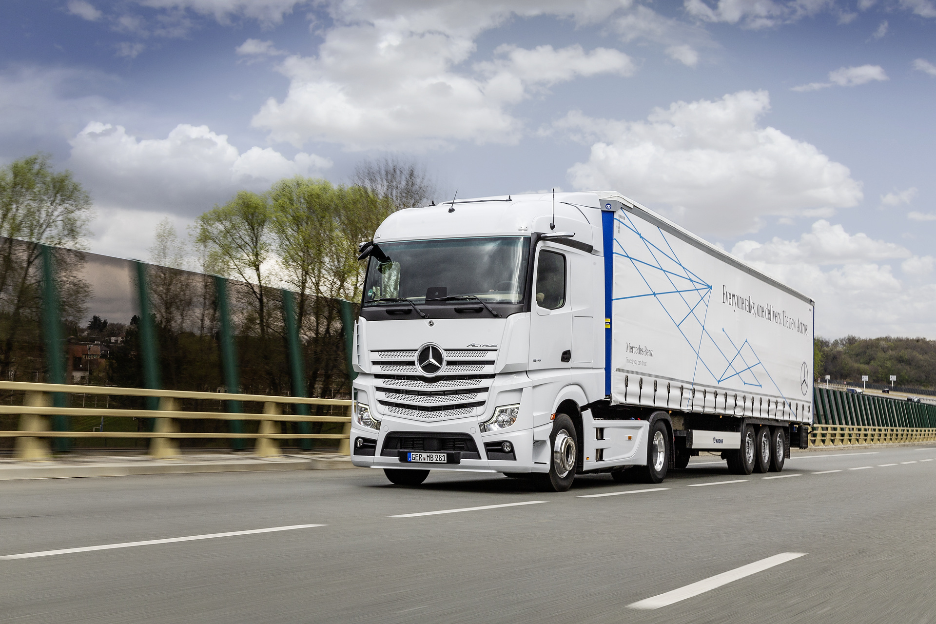 Mercedes-Benz Actros 1845 LS 4x2, Exterieur, arktik-weiß, OM 471 Euro VI mit 330 kW (449 PS), 12,8 L Hubraum, 12-Gang Mercedes PowerShift 3, Active Brake Assist 5, Abstandshalte-Assistent, Verkehrszeichen-Assistent und Abbiege-Assistent, Spurhalte-Assistent, Stabilitätsregel-Assistent, Aufmerksamkeits-Assistent, Active Drive Assist, MirrorCam, Predictive Powertrain Control, L-Fahrerhaus StreamSpace Mercedes-Benz Actros mit Active Brake Assist 5 und Abbiege-Assistent, Active Drive Assist, MirrorCam