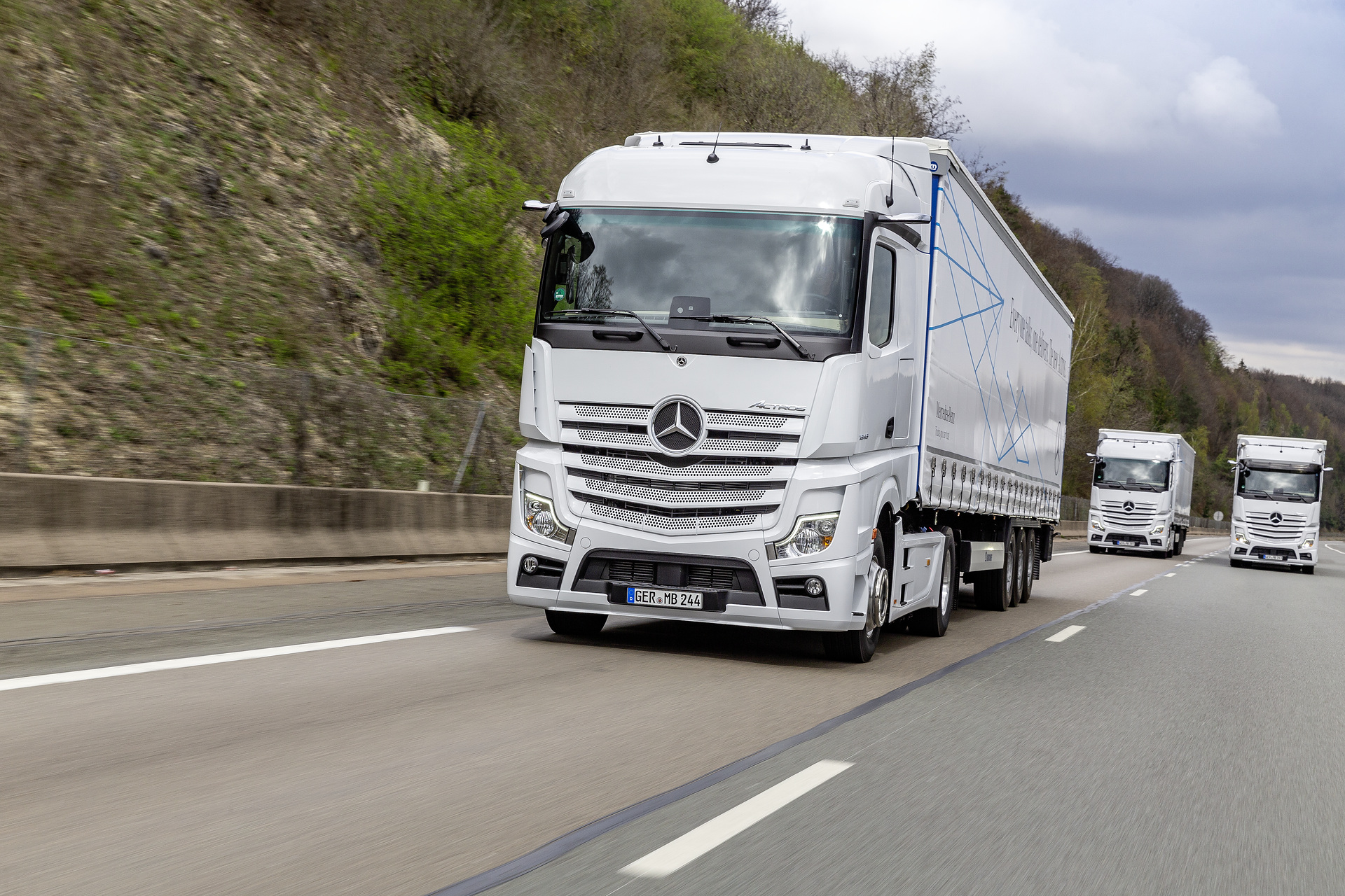 Im Vordergrund: Mercedes-Benz Actros 1846 LS 4x2, Exterieur, arktik-weiß, OM 470 Euro VI mit 335 kW (455 PS), 10,7 L Hubraum, 12-Gang Mercedes PowerShift 3, Active Brake Assist 5, Abstandshalte-Assistent, Verkehrszeichen-Assistent und Abbiege-Assistent, Spurhalte-Assistent, Stabilitätsregel-Assistent, Aufmerksamkeits-Assistent, Active Drive Assist, MirrorCam, Predictive Powertrain Control, L-Fahrerhaus StreamSpace Mercedes-Benz Actros mit Active Brake Assist 5 und Abbiege-Assistent, Active Drive Assist, MirrorCam