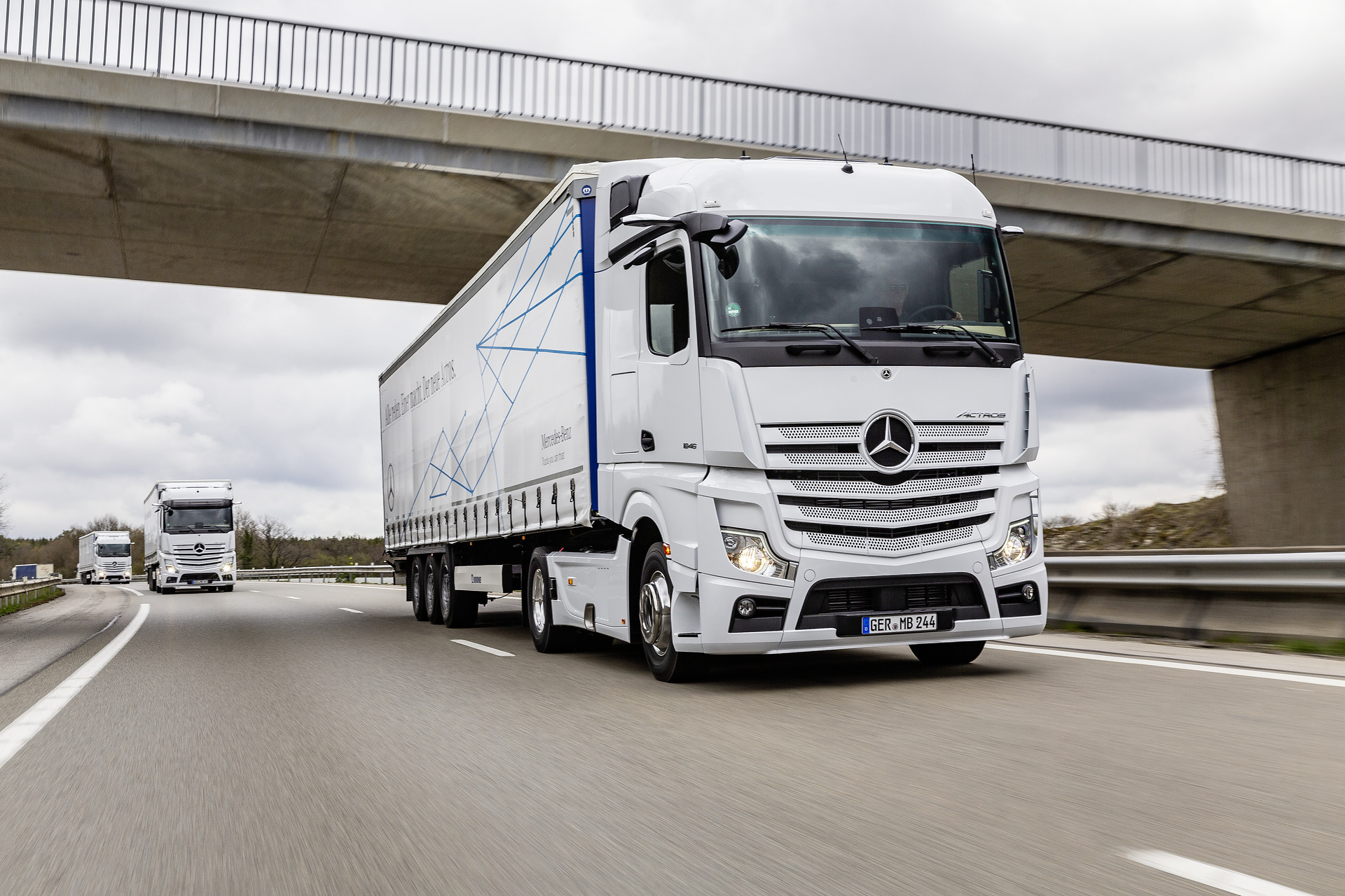 Im Vordergrund: Mercedes-Benz Actros 1846 LS 4x2, Exterieur, arktik-weiß, OM 470 Euro VI mit 335 kW (455 PS), 10,7 L Hubraum, 12-Gang Mercedes PowerShift 3, Active Brake Assist 5, Abstandshalte-Assistent, Verkehrszeichen-Assistent und Abbiege-Assistent, Spurhalte-Assistent, Stabilitätsregel-Assistent, Aufmerksamkeits-Assistent, Active Drive Assist, MirrorCam, Predictive Powertrain Control, L-Fahrerhaus StreamSpace Mercedes-Benz Actros mit Active Brake Assist 5 und Abbiege-Assistent, Active Drive Assist, MirrorCam