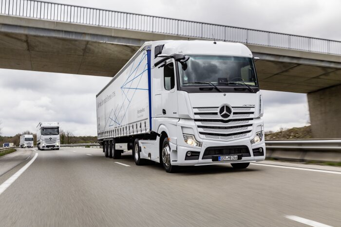 Mercedes-Benz Actros mit Active Brake Assist 5 und Abbiege-Assistent, Active Drive Assist, MirrorCam