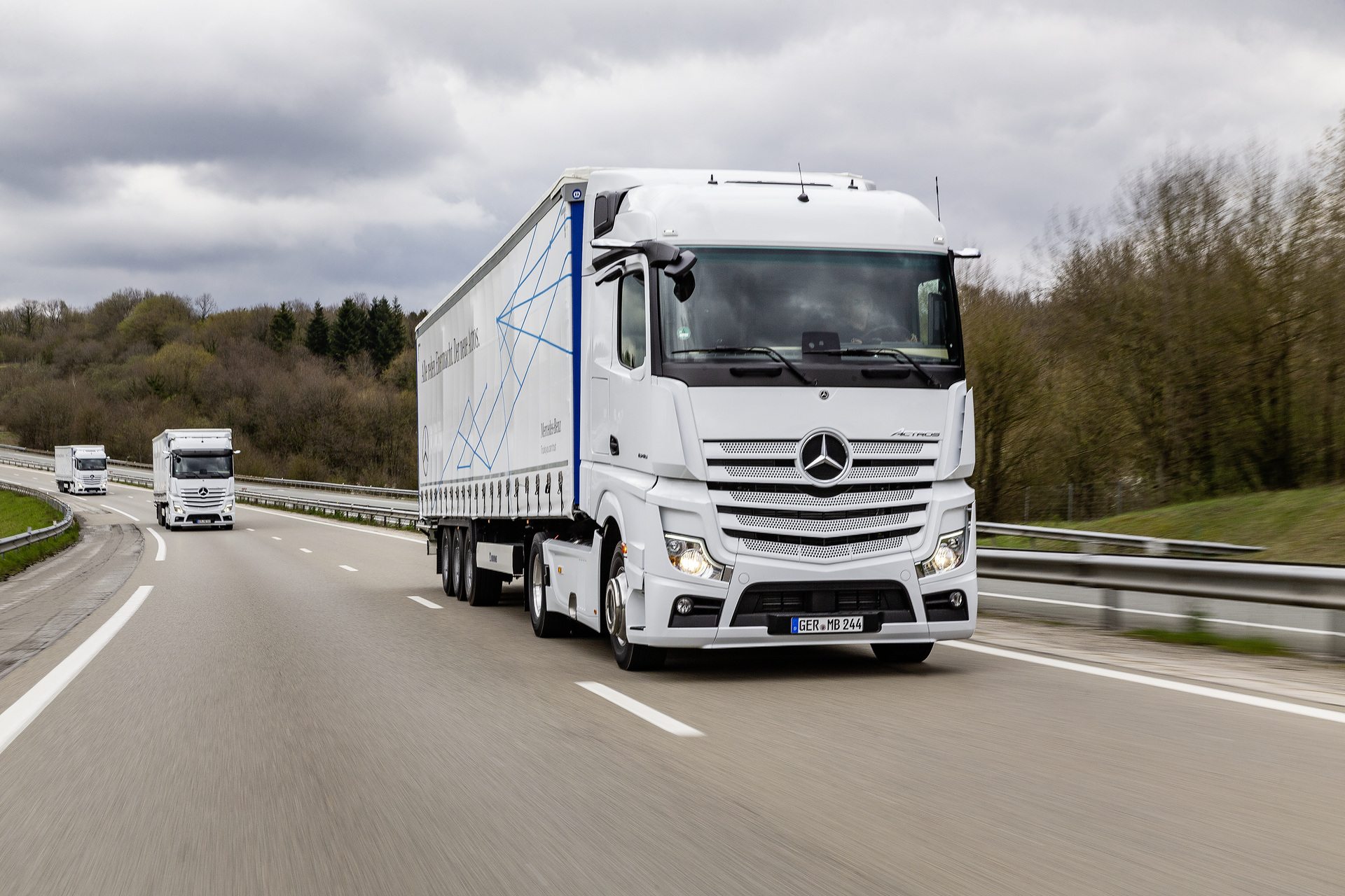 Im Vordergrund: Mercedes-Benz Actros 1846 LS 4x2, Exterieur, arktik-weiß, OM 470 Euro VI mit 335 kW (455 PS), 10,7 L Hubraum, 12-Gang Mercedes PowerShift 3, Active Brake Assist 5, Abstandshalte-Assistent, Verkehrszeichen-Assistent und Abbiege-Assistent, Spurhalte-Assistent, Stabilitätsregel-Assistent, Aufmerksamkeits-Assistent, Active Drive Assist, MirrorCam, Predictive Powertrain Control, L-Fahrerhaus StreamSpace Mercedes-Benz Actros mit Active Brake Assist 5 und Abbiege-Assistent, Active Drive Assist, MirrorCam