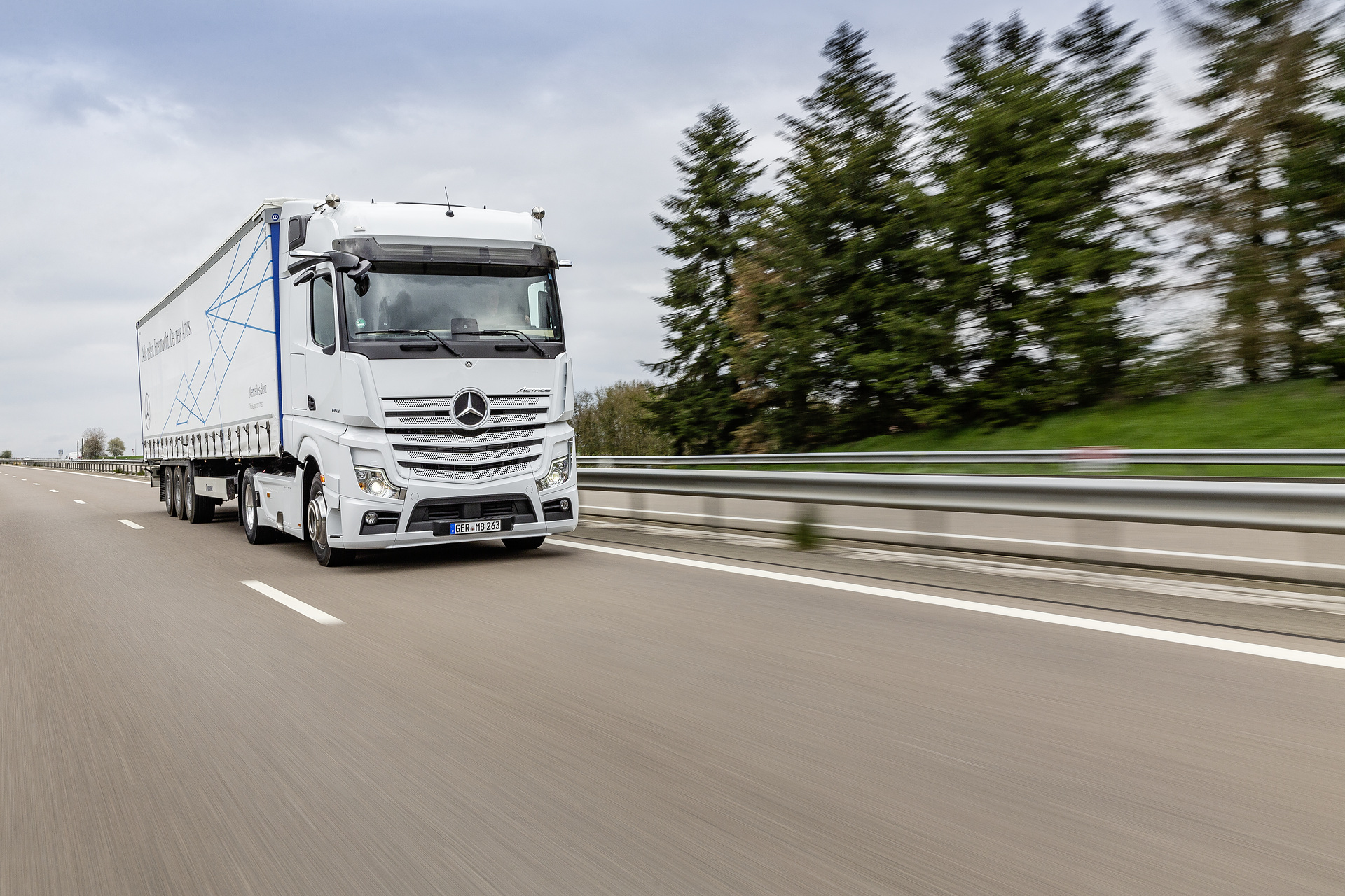 Mercedes-Benz Actros 1853 LS 4x2, Exterieur, arktik-weiß, OM 471 Euro VI mit 390 kW (530 PS), 12,8 L Hubraum, 12-Gang Mercedes PowerShift 3, Active Brake Assist 5, Abstandshalte-Assistent, Verkehrszeichen-Assistent und Abbiege-Assistent, Spurhalte-Assistent, Stabilitätsregel-Assistent, Aufmerksamkeits-Assistent, Active Drive Assist, MirrorCam, Predictive Powertrain Control, BiXenon-Scheinwerfer, L-Fahrerhaus BigSpace Mercedes-Benz Actros mit Active Brake Assist 5 und Abbiege-Assistent, Active Drive Assist, MirrorCam