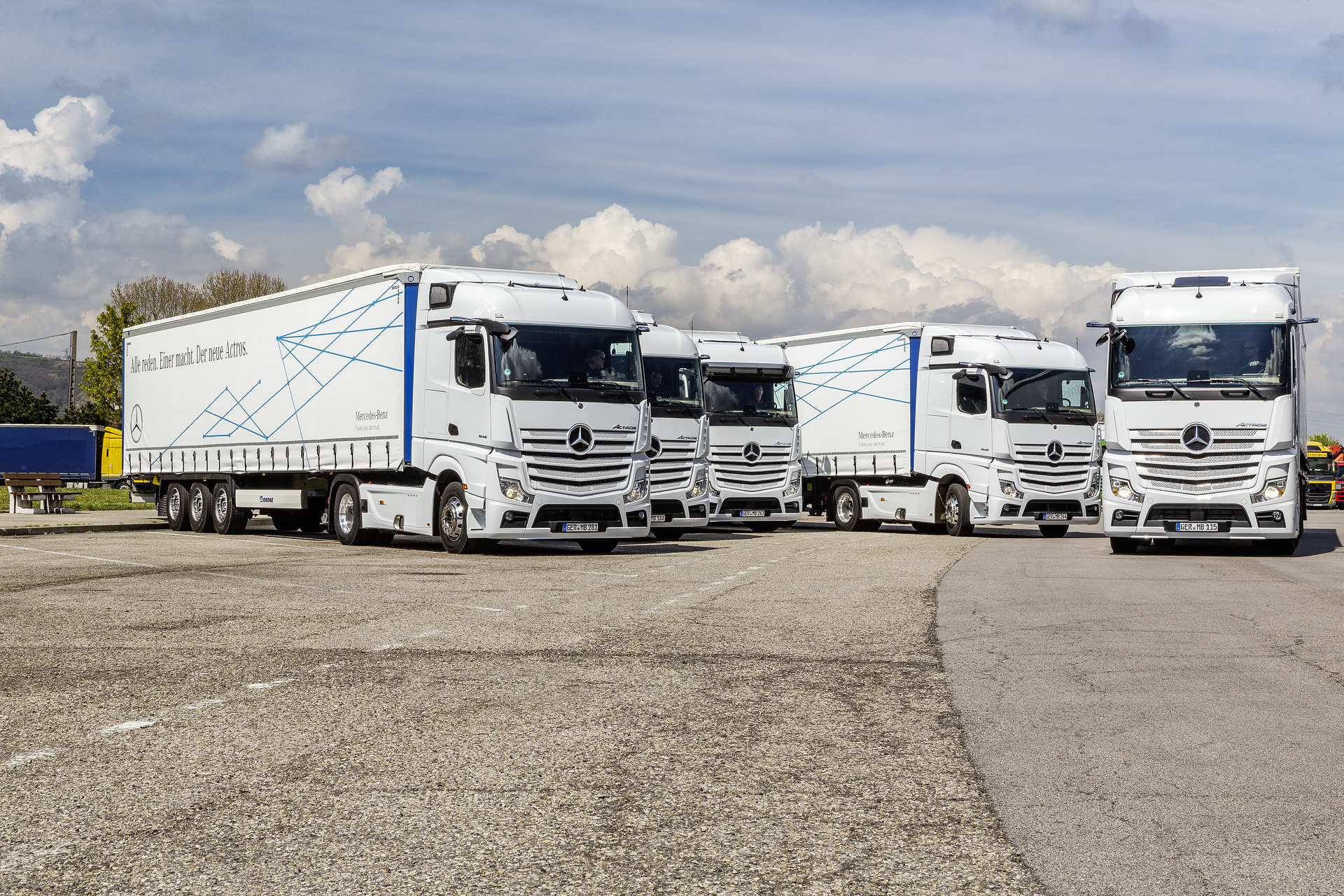 Mercedes-Benz Actros with Active Brake Assist 5 and Sideguard Assist, Active Drive Assist, MirrorCam
