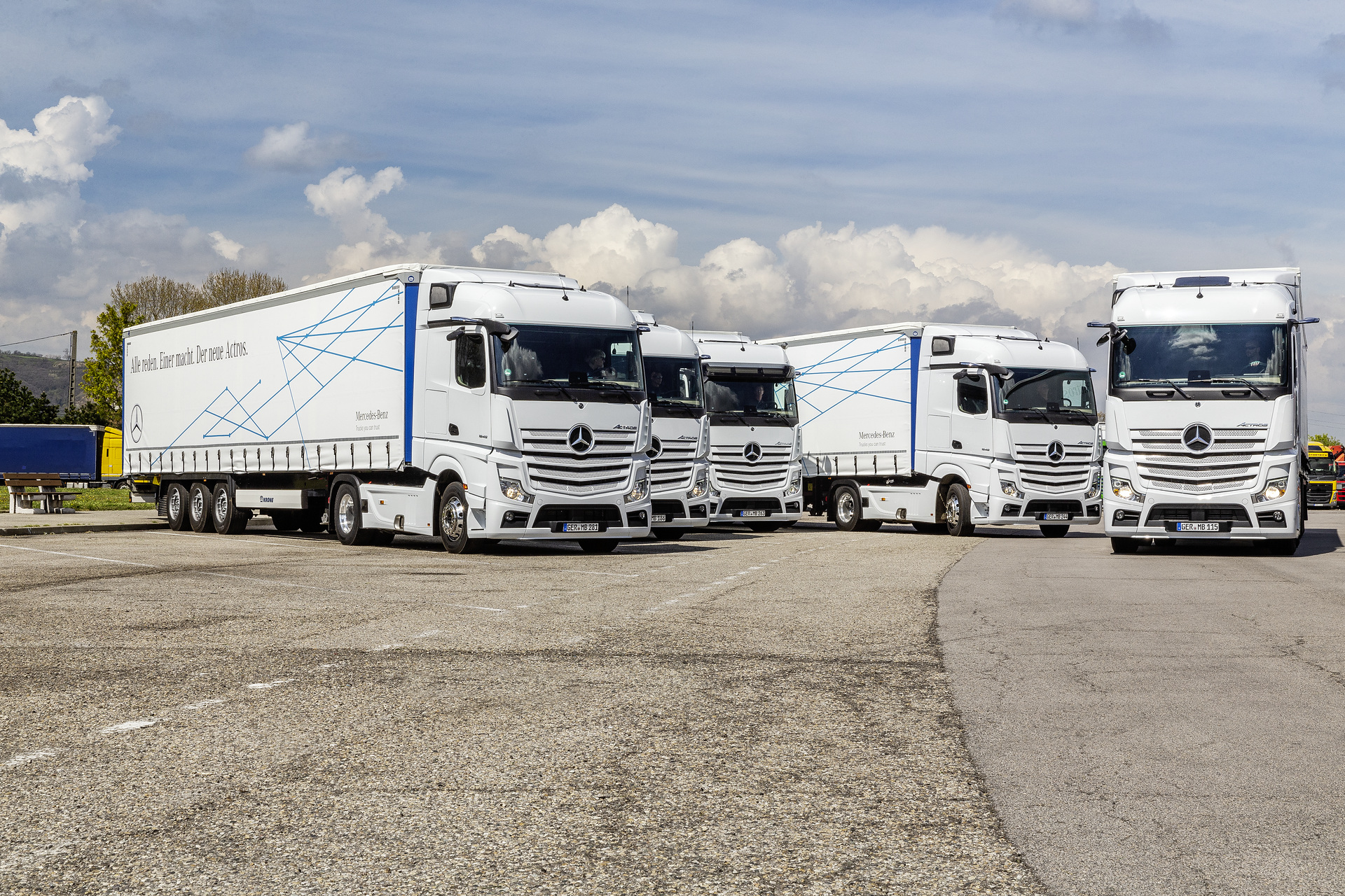 Rechts: Mercedes-Benz Actros 1845 LS 4x2, Exterieur, arktik-weiß, OM 471 Euro VI mit 330 kW (449 PS), 12,8 L Hubraum, 12-Gang Mercedes PowerShift 3, Active Brake Assist 5, Abstandshalte-Assistent, Verkehrszeichen-Assistent und Abbiege-Assistent, Spurhalte-Assistent, Stabilitätsregel-Assistent, Aufmerksamkeits-Assistent, Active Drive Assist, MirrorCam, Predictive Powertrain Control, L-Fahrerhaus StreamSpace Mercedes-Benz Actros mit Active Brake Assist 5 und Abbiege-Assistent, Active Drive Assist, MirrorCam