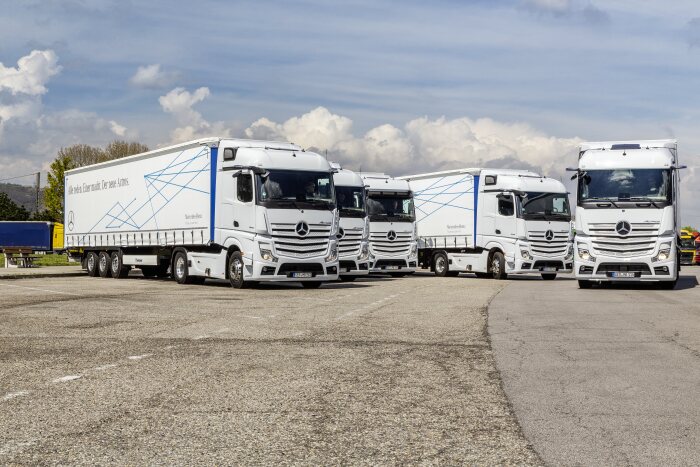 Mercedes-Benz Actros mit Active Brake Assist 5 und Abbiege-Assistent, Active Drive Assist, MirrorCam