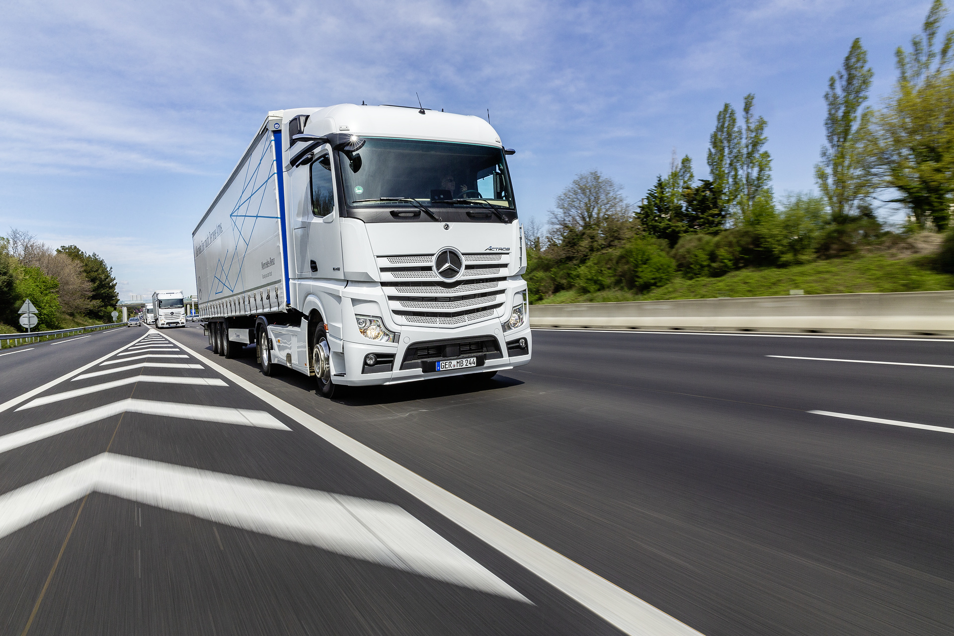 Im Vordergrund: Mercedes-Benz Actros 1846 LS 4x2, Exterieur, arktik-weiß, OM 470 Euro VI mit 335 kW (455 PS), 10,7 L Hubraum, 12-Gang Mercedes PowerShift 3, Active Brake Assist 5, Abstandshalte-Assistent, Verkehrszeichen-Assistent und Abbiege-Assistent, Spurhalte-Assistent, Stabilitätsregel-Assistent, Aufmerksamkeits-Assistent, Active Drive Assist, MirrorCam, Predictive Powertrain Control, L-Fahrerhaus StreamSpace Mercedes-Benz Actros mit Active Brake Assist 5 und Abbiege-Assistent, Active Drive Assist, MirrorCam