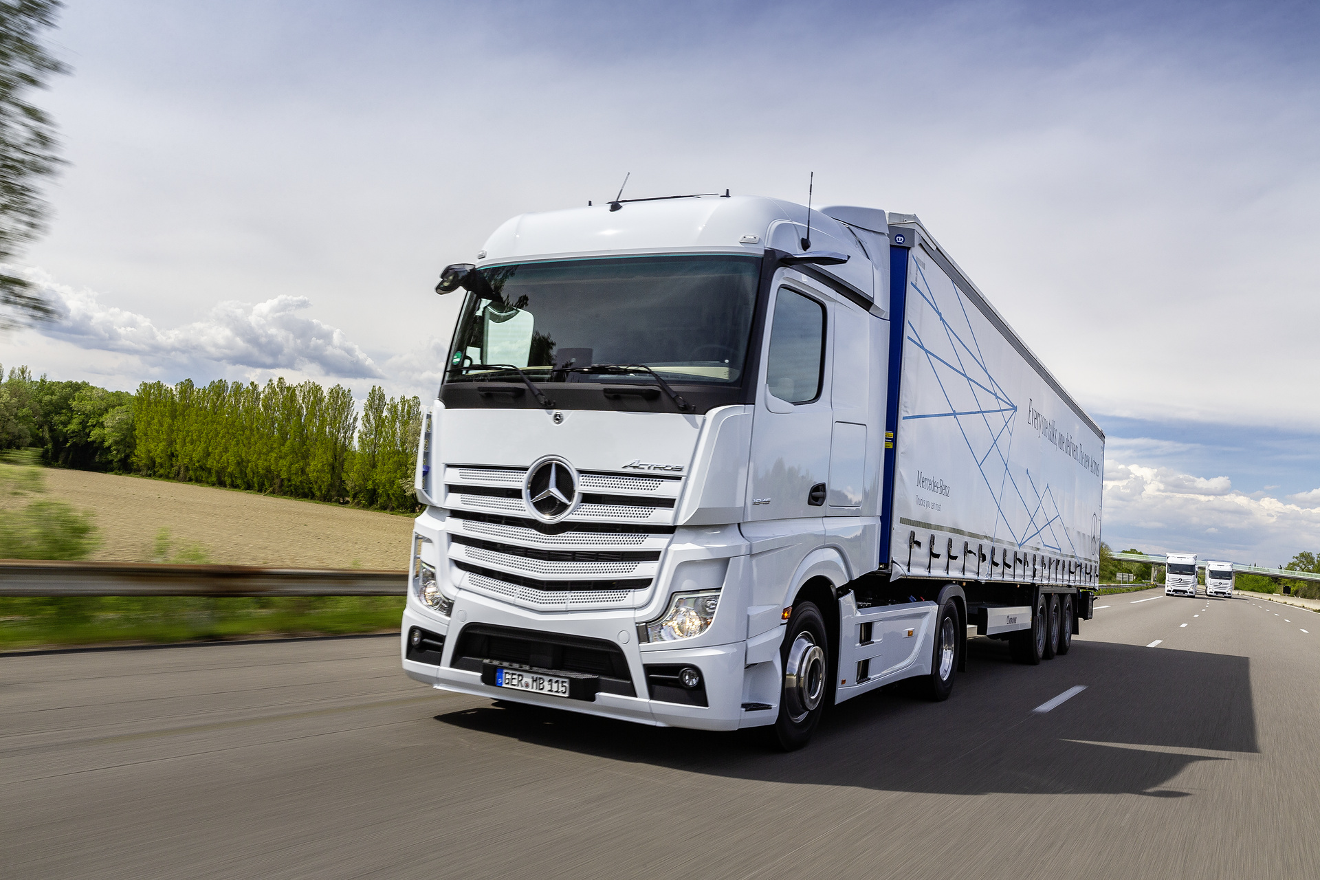 Rechts: Mercedes-Benz Actros 1845 LS 4x2, Exterieur, arktik-weiß, OM 471 Euro VI mit 330 kW (449 PS), 12,8 L Hubraum, 12-Gang Mercedes PowerShift 3, Active Brake Assist 5, Abstandshalte-Assistent, Verkehrszeichen-Assistent und Abbiege-Assistent, Spurhalte-Assistent, Stabilitätsregel-Assistent, Aufmerksamkeits-Assistent, Active Drive Assist, MirrorCam, Predictive Powertrain Control, L-Fahrerhaus StreamSpace Mercedes-Benz Actros mit Active Brake Assist 5 und Abbiege-Assistent, Active Drive Assist, MirrorCam