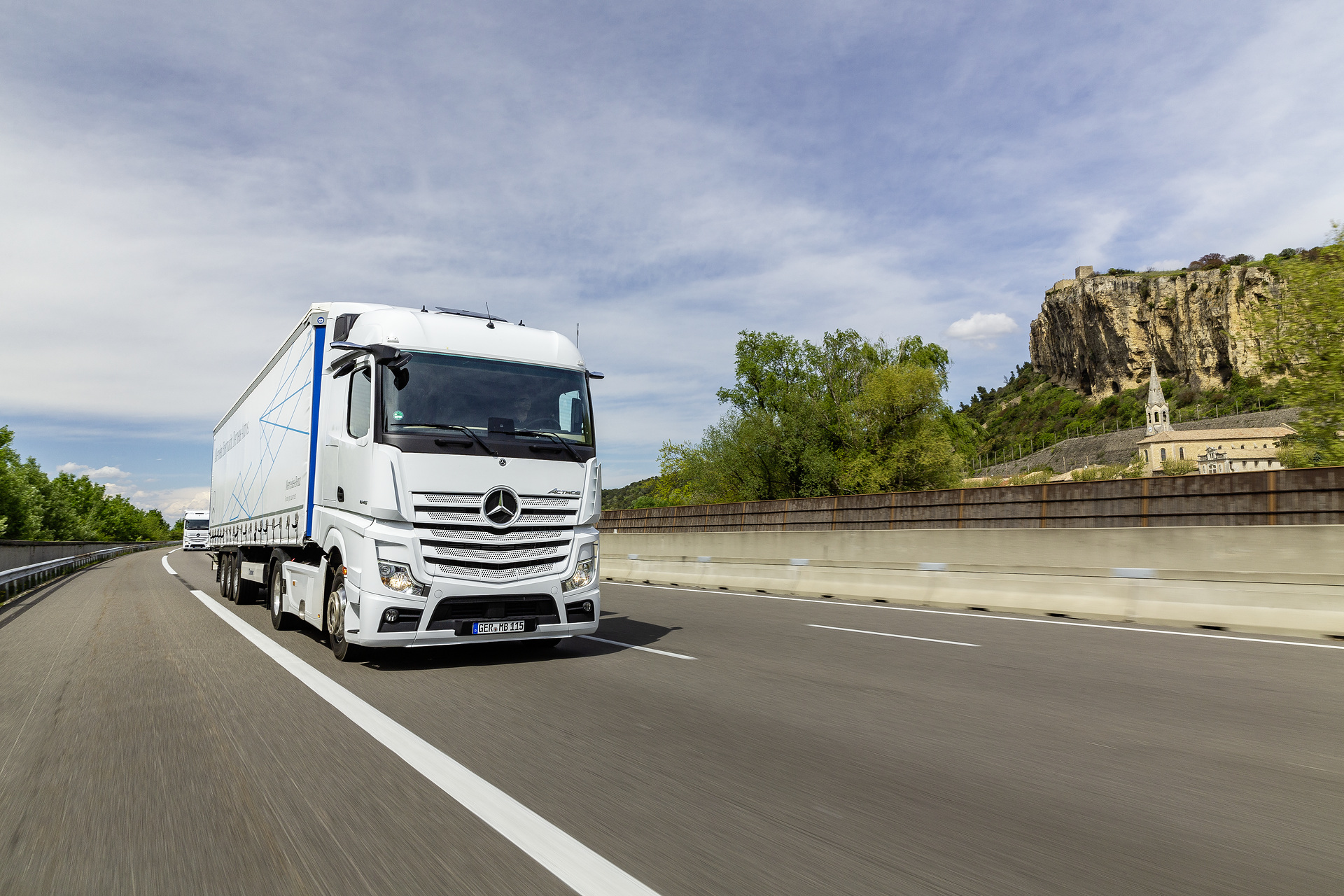 Rechts: Mercedes-Benz Actros 1845 LS 4x2, Exterieur, arktik-weiß, OM 471 Euro VI mit 330 kW (449 PS), 12,8 L Hubraum, 12-Gang Mercedes PowerShift 3, Active Brake Assist 5, Abstandshalte-Assistent, Verkehrszeichen-Assistent und Abbiege-Assistent, Spurhalte-Assistent, Stabilitätsregel-Assistent, Aufmerksamkeits-Assistent, Active Drive Assist, MirrorCam, Predictive Powertrain Control, L-Fahrerhaus StreamSpace Mercedes-Benz Actros mit Active Brake Assist 5 und Abbiege-Assistent, Active Drive Assist, MirrorCam