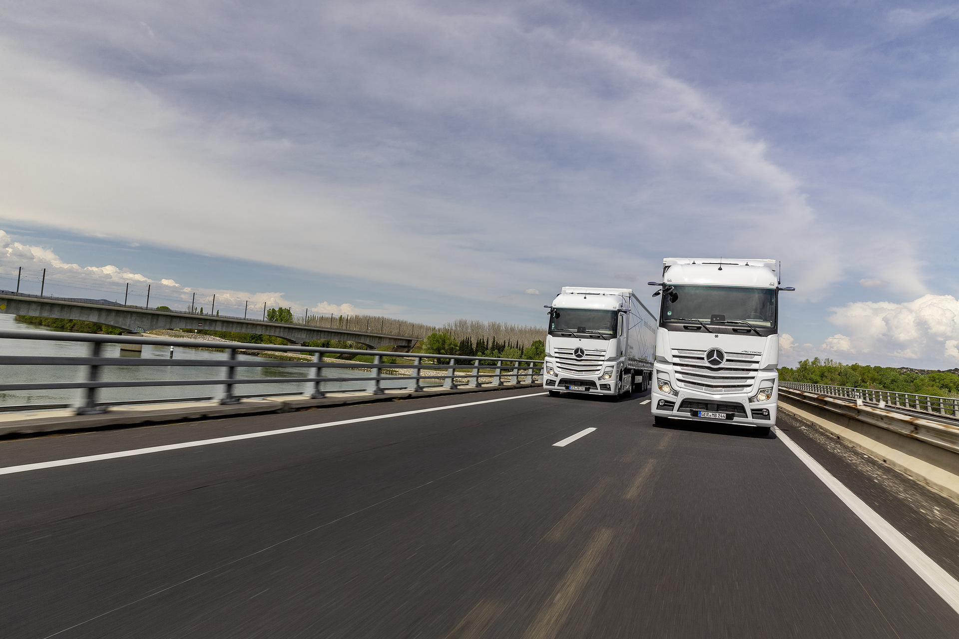 Im Vordergrund: Mercedes-Benz Actros 1846 LS 4x2, Exterieur, arktik-weiß, OM 470 Euro VI mit 335 kW (455 PS), 10,7 L Hubraum, 12-Gang Mercedes PowerShift 3, Active Brake Assist 5, Abstandshalte-Assistent, Verkehrszeichen-Assistent und Abbiege-Assistent, Spurhalte-Assistent, Stabilitätsregel-Assistent, Aufmerksamkeits-Assistent, Active Drive Assist, MirrorCam, Predictive Powertrain Control, L-Fahrerhaus StreamSpace Mercedes-Benz Actros mit Active Brake Assist 5 und Abbiege-Assistent, Active Drive Assist, MirrorCam
