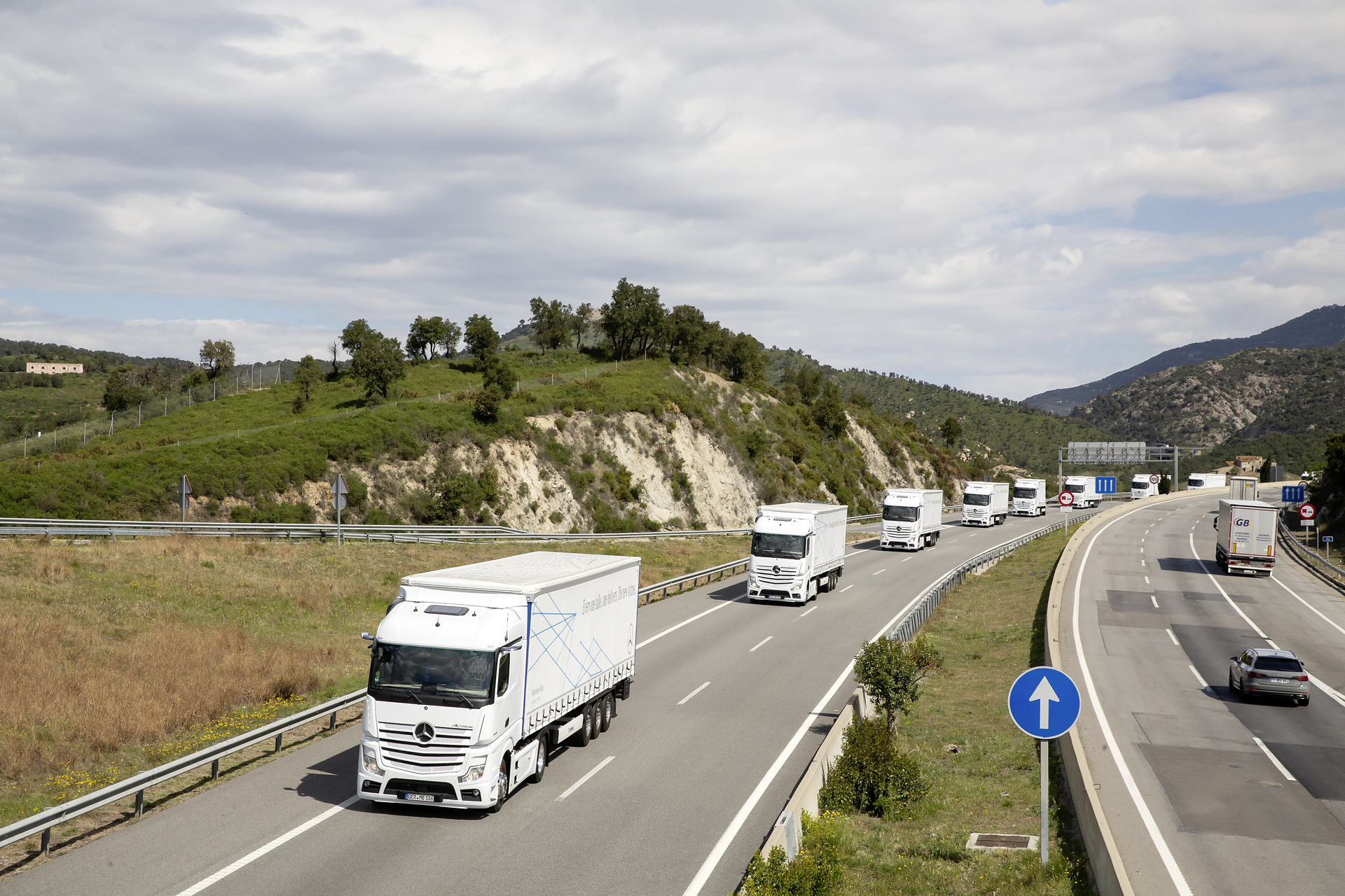 Im Vordergrund: Mercedes-Benz Actros 1845 LS 4x2, Exterieur, arktik-weiß, OM 471 Euro VI mit 330 kW (449 PS), 12,8 L Hubraum, 12-Gang Mercedes PowerShift 3, Active Brake Assist 5, Abstandshalte-Assistent, Verkehrszeichen-Assistent und Abbiege-Assistent, Spurhalte-Assistent, Stabilitätsregel-Assistent, Aufmerksamkeits-Assistent, Active Drive Assist, MirrorCam, Predictive Powertrain Control, L-Fahrerhaus StreamSpace Mercedes-Benz Actros mit Active Brake Assist 5 und Abbiege-Assistent, Active Drive Assist, MirrorCam