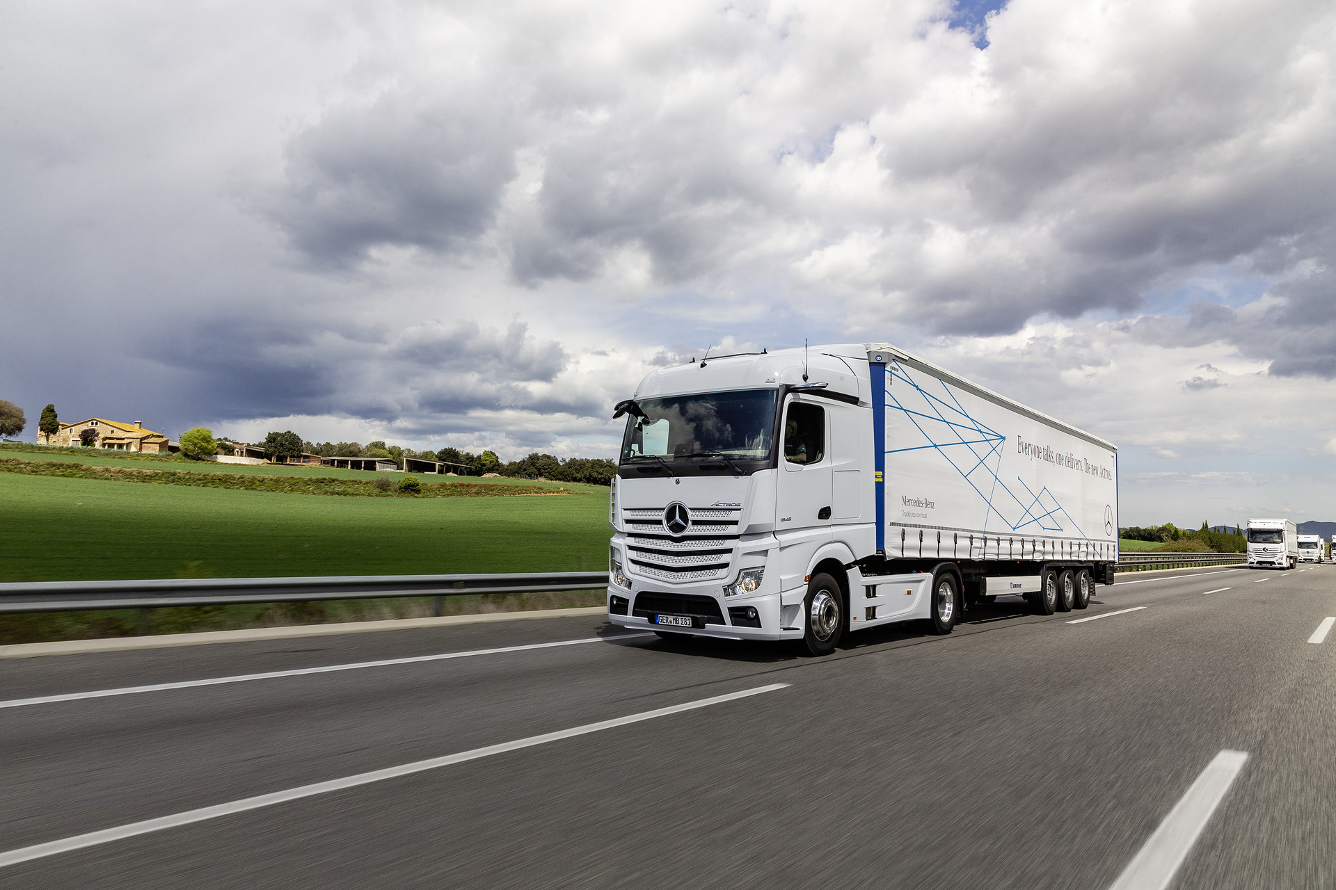 Im Vordergrund: Mercedes-Benz Actros 1845 LS 4x2, Exterieur, arktik-weiß, OM 471 Euro VI mit 330 kW (449 PS), 12,8 L Hubraum, 12-Gang Mercedes PowerShift 3, Active Brake Assist 5, Abstandshalte-Assistent, Verkehrszeichen-Assistent und Abbiege-Assistent, Spurhalte-Assistent, Stabilitätsregel-Assistent, Aufmerksamkeits-Assistent, Active Drive Assist, MirrorCam, Predictive Powertrain Control, L-Fahrerhaus StreamSpace Mercedes-Benz Actros mit Active Brake Assist 5 und Abbiege-Assistent, Active Drive Assist, MirrorCam