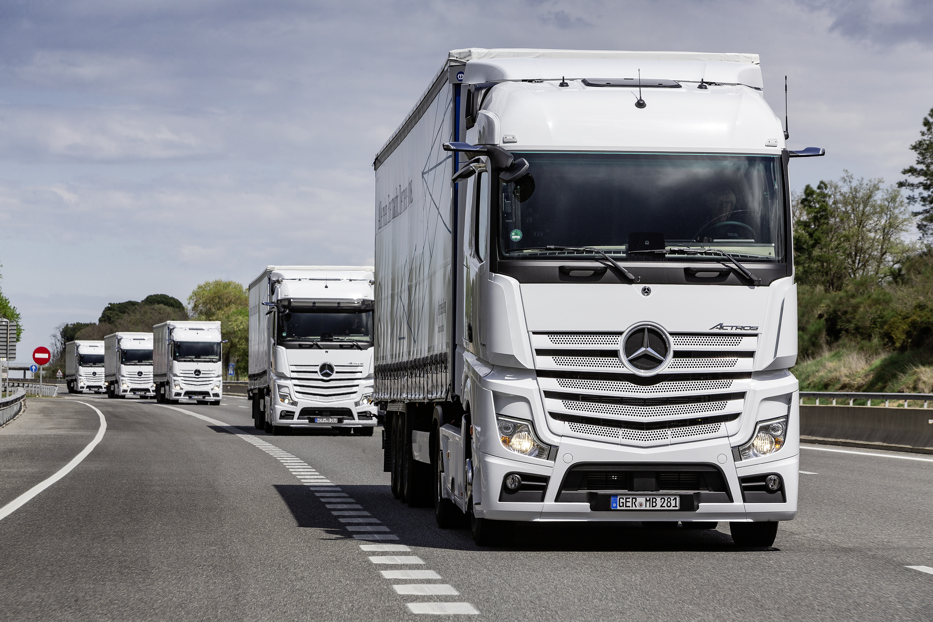 Im Vordergrund: Mercedes-Benz Actros 1845 LS 4x2, Exterieur, arktik-weiß, OM 471 Euro VI mit 330 kW (449 PS), 12,8 L Hubraum, 12-Gang Mercedes PowerShift 3, Active Brake Assist 5, Abstandshalte-Assistent, Verkehrszeichen-Assistent und Abbiege-Assistent, Spurhalte-Assistent, Stabilitätsregel-Assistent, Aufmerksamkeits-Assistent, Active Drive Assist, MirrorCam, Predictive Powertrain Control, L-Fahrerhaus StreamSpace Mercedes-Benz Actros mit Active Brake Assist 5 und Abbiege-Assistent, Active Drive Assist, MirrorCam