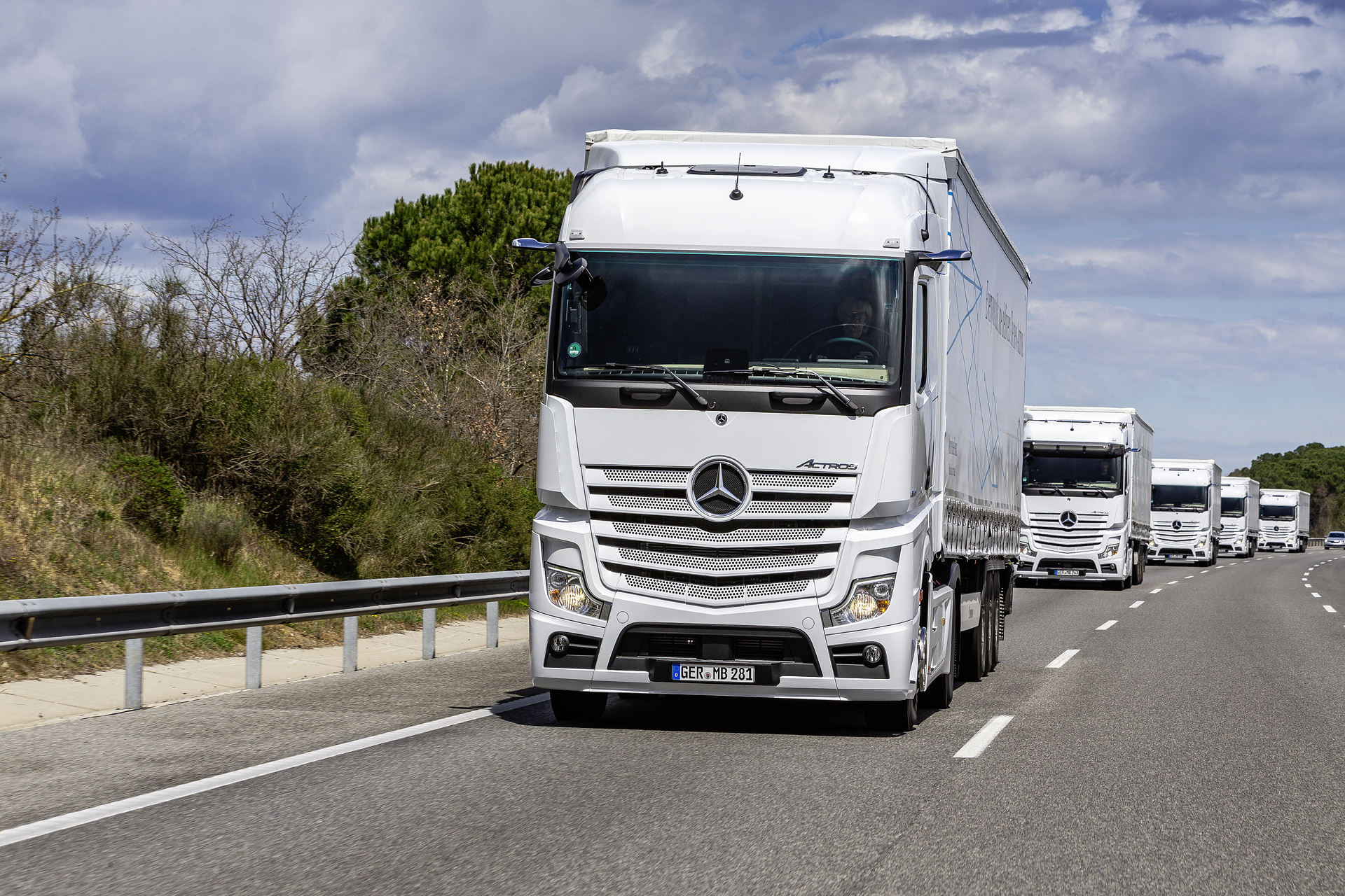 Im Vordergrund: Mercedes-Benz Actros 1845 LS 4x2, Exterieur, arktik-weiß, OM 471 Euro VI mit 330 kW (449 PS), 12,8 L Hubraum, 12-Gang Mercedes PowerShift 3, Active Brake Assist 5, Abstandshalte-Assistent, Verkehrszeichen-Assistent und Abbiege-Assistent, Spurhalte-Assistent, Stabilitätsregel-Assistent, Aufmerksamkeits-Assistent, Active Drive Assist, MirrorCam, Predictive Powertrain Control, L-Fahrerhaus StreamSpace Mercedes-Benz Actros mit Active Brake Assist 5 und Abbiege-Assistent, Active Drive Assist, MirrorCam