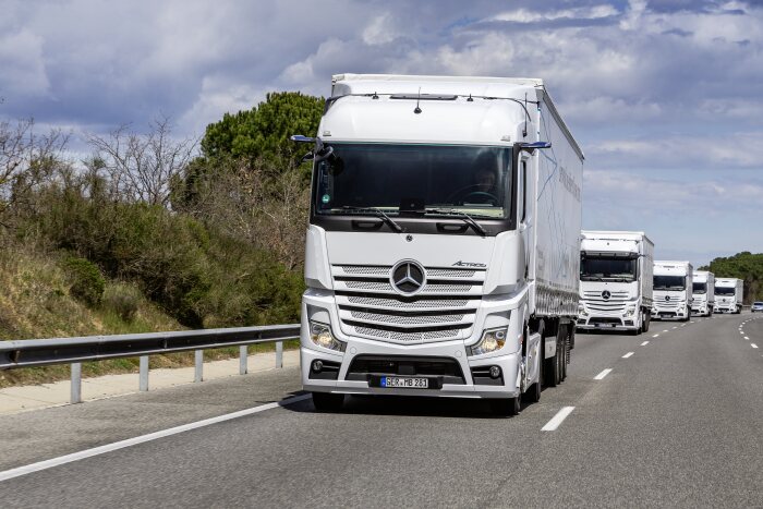 Mercedes-Benz Actros mit Active Brake Assist 5 und Abbiege-Assistent, Active Drive Assist, MirrorCam