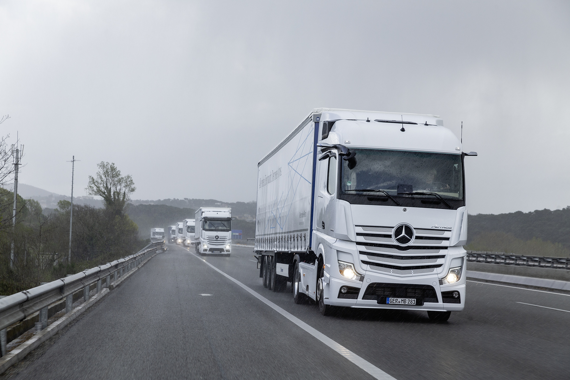 Im Vordergrund: Mercedes-Benz Actros 1845 LS 4x2, Exterieur, arktik-weiß, OM 471 Euro VI mit 330 kW (449 PS), 12,8 L Hubraum, 12-Gang Mercedes PowerShift 3, Active Brake Assist 5, Abstandshalte-Assistent, Verkehrszeichen-Assistent und Abbiege-Assistent, Spurhalte-Assistent, Stabilitätsregel-Assistent, Aufmerksamkeits-Assistent, Active Drive Assist, MirrorCam, Predictive Powertrain Control, L-Fahrerhaus StreamSpace Mercedes-Benz Actros mit Active Brake Assist 5 und Abbiege-Assistent, Active Drive Assist, MirrorCam