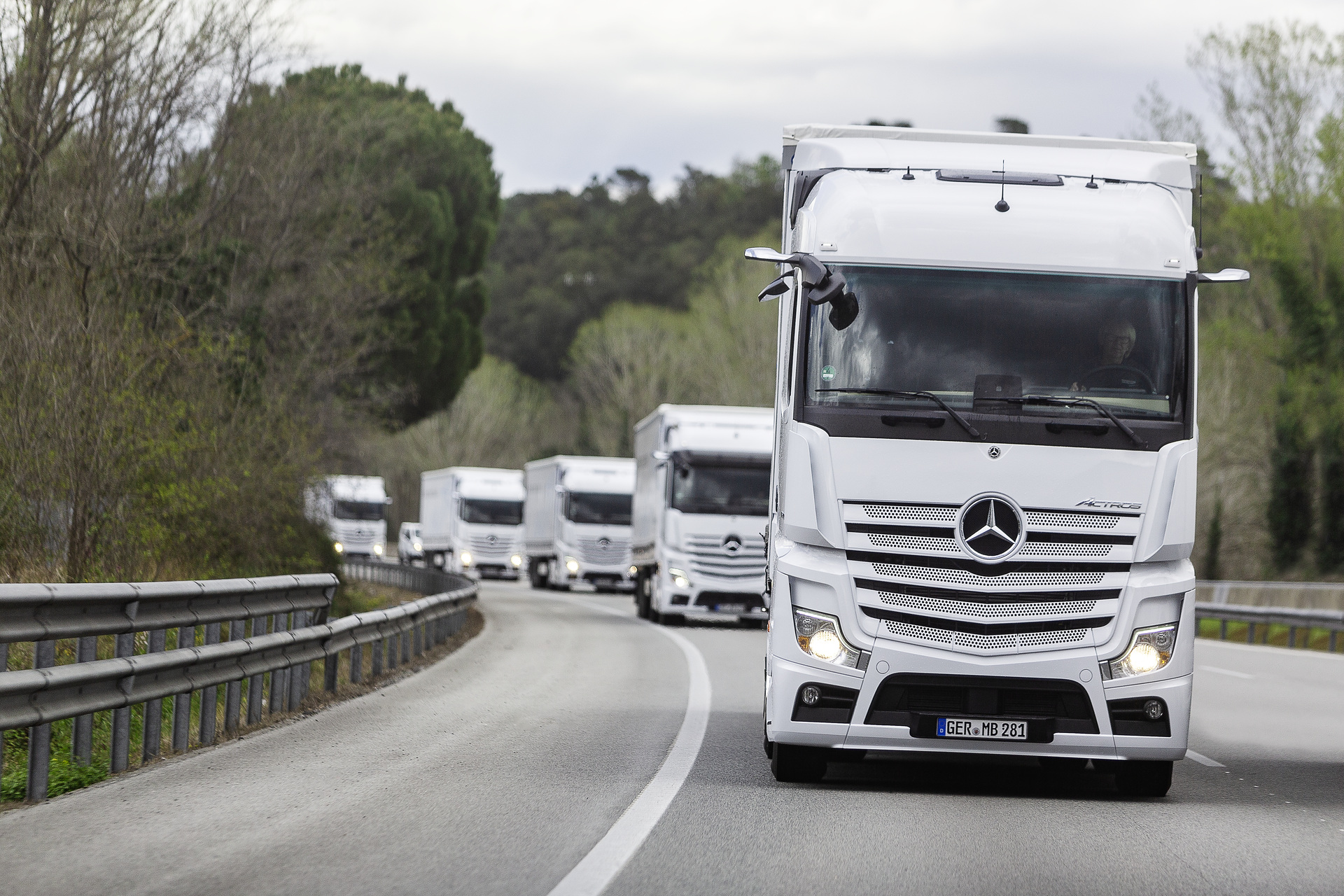 Im Vordergrund: Mercedes-Benz Actros 1845 LS 4x2, Exterieur, arktik-weiß, OM 471 Euro VI mit 330 kW (449 PS), 12,8 L Hubraum, 12-Gang Mercedes PowerShift 3, Active Brake Assist 5, Abstandshalte-Assistent, Verkehrszeichen-Assistent und Abbiege-Assistent, Spurhalte-Assistent, Stabilitätsregel-Assistent, Aufmerksamkeits-Assistent, Active Drive Assist, MirrorCam, Predictive Powertrain Control, L-Fahrerhaus StreamSpace Mercedes-Benz Actros mit Active Brake Assist 5 und Abbiege-Assistent, Active Drive Assist, MirrorCam