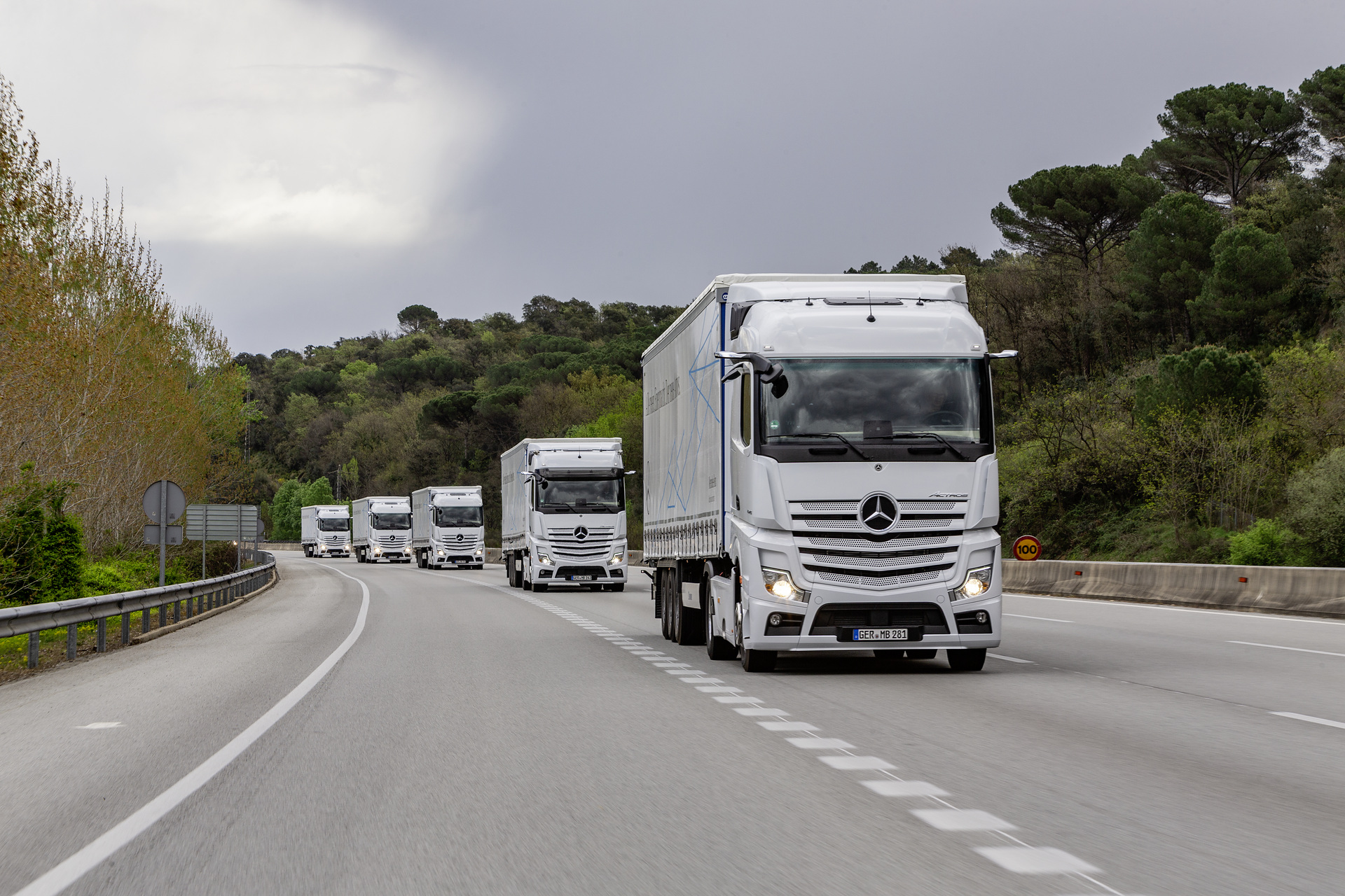 Im Vordergrund: Mercedes-Benz Actros 1845 LS 4x2, Exterieur, arktik-weiß, OM 471 Euro VI mit 330 kW (449 PS), 12,8 L Hubraum, 12-Gang Mercedes PowerShift 3, Active Brake Assist 5, Abstandshalte-Assistent, Verkehrszeichen-Assistent und Abbiege-Assistent, Spurhalte-Assistent, Stabilitätsregel-Assistent, Aufmerksamkeits-Assistent, Active Drive Assist, MirrorCam, Predictive Powertrain Control, L-Fahrerhaus StreamSpace Mercedes-Benz Actros mit Active Brake Assist 5 und Abbiege-Assistent, Active Drive Assist, MirrorCam