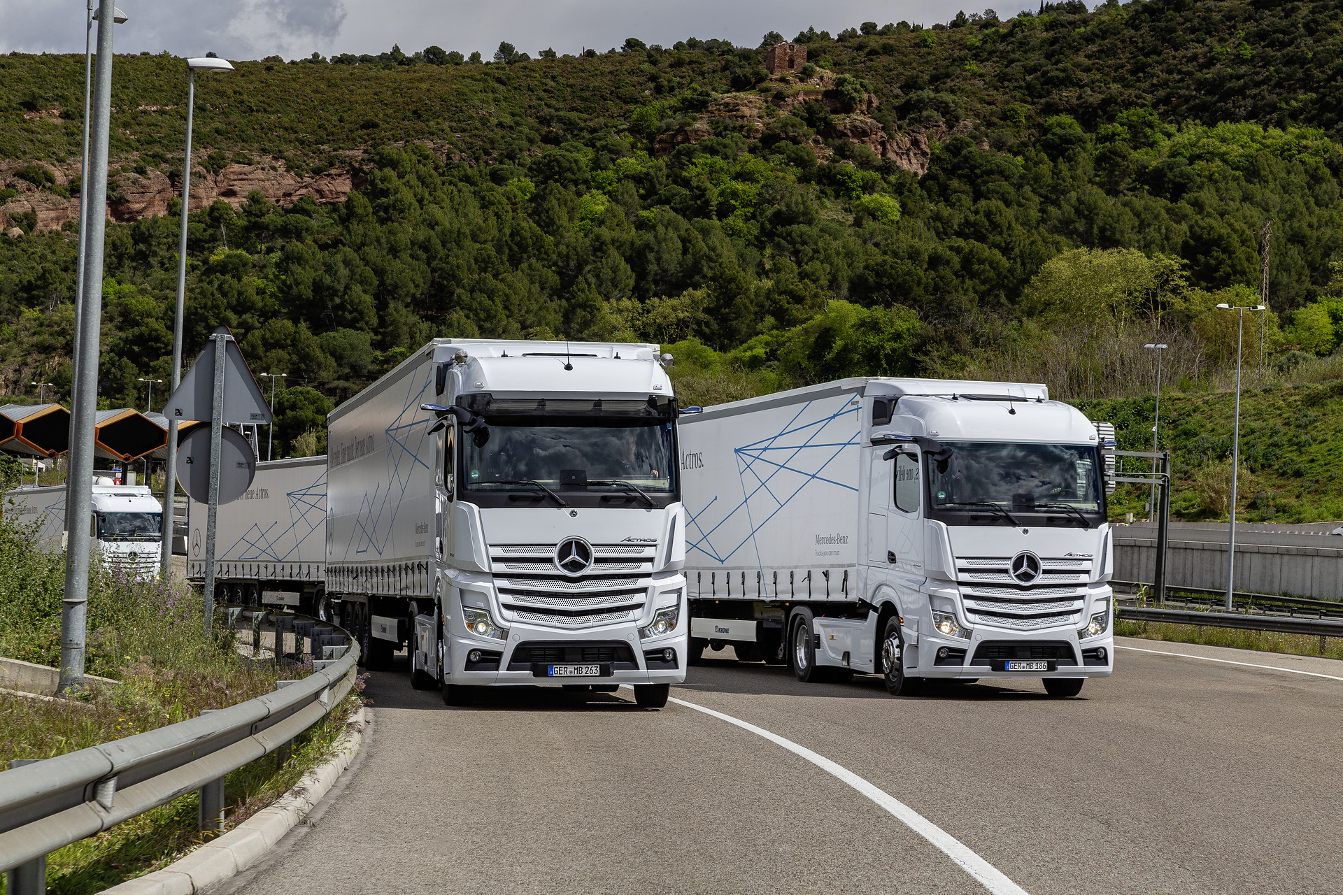 Links: Mercedes-Benz Actros 1853 LS 4x2, Exterieur, arktik-weiß, OM 471 Euro VI mit 390 kW (530 PS), 12,8 L Hubraum, 12-Gang Mercedes PowerShift 3, Active Brake Assist 5, Abstandshalte-Assistent, Verkehrszeichen-Assistent und Abbiege-Assistent, Spurhalte-Assistent, Stabilitätsregel-Assistent, Aufmerksamkeits-Assistent, Active Drive Assist, MirrorCam, Predictive Powertrain Control, BiXenon-Scheinwerfer, L-Fahrerhaus BigSpace. Rechts: Mercedes-Benz Actros 1845 LS 4x2, Exterieur, arktik-weiß, OM 471 Euro VI mit 330 kW (449 PS), 12,8 L Hubraum, 12-Gang Mercedes PowerShift 3, Active Brake Assist 5, Abstandshalte-Assistent, Verkehrszeichen-Assistent und Abbiege-Assistent, Spurhalte-Assistent, Stabilitätsregel-Assistent, Aufmerksamkeits-Assistent, Active Drive Assist, MirrorCam, Predictive Powertrain Control, L-Fahrerhaus StreamSpace Mercedes-Benz Actros mit Active Brake Assist 5 und Abbiege-Assistent, Active Drive Assist, MirrorCam