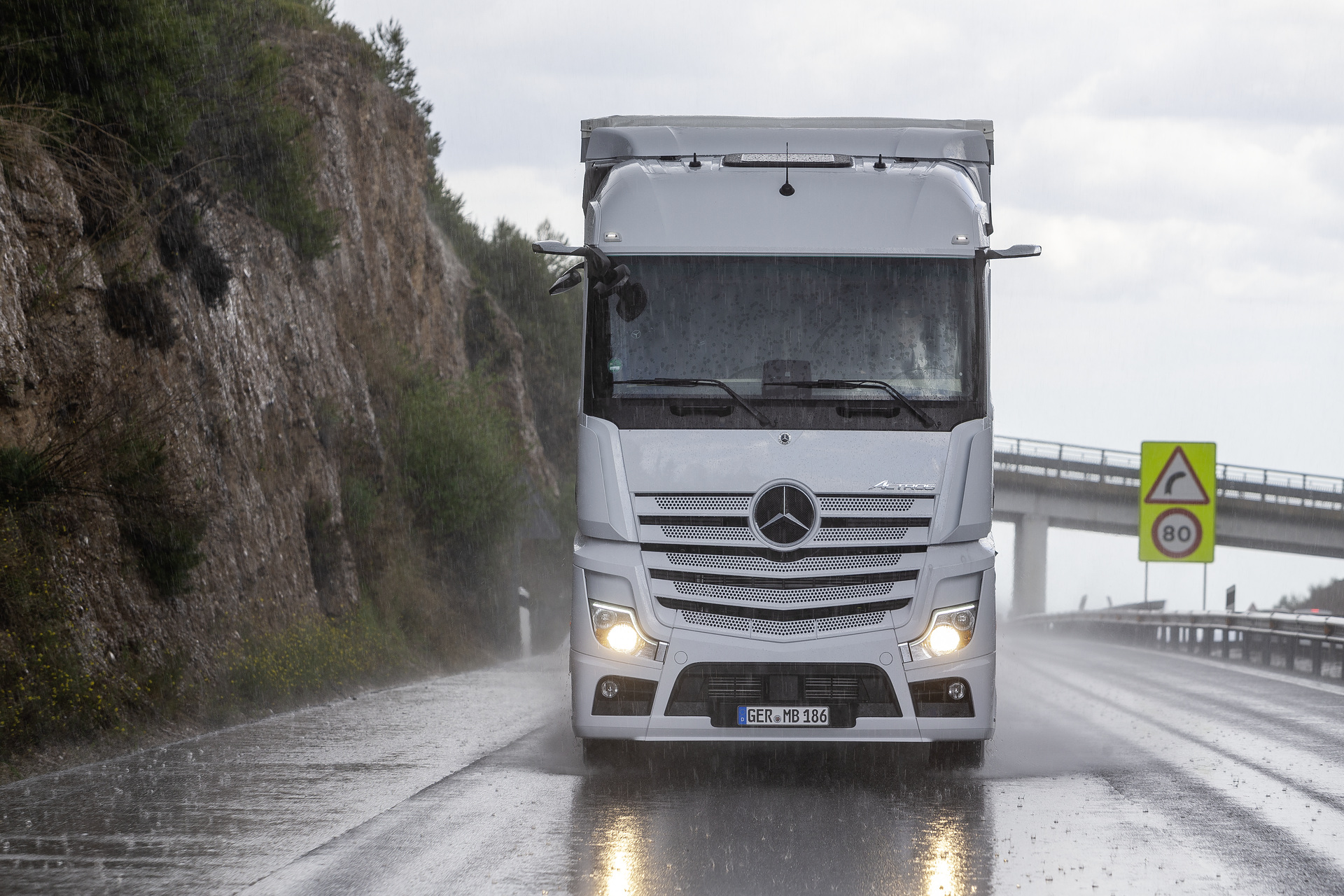Mercedes-Benz Actros 1845 LS 4x2, Exterieur, arktik-weiß, OM 471 Euro VI mit 330 kW (449 PS), 12,8 L Hubraum, 12-Gang Mercedes PowerShift 3, Active Brake Assist 5, Abstandshalte-Assistent, Verkehrszeichen-Assistent und Abbiege-Assistent, Spurhalte-Assistent, Stabilitätsregel-Assistent, Aufmerksamkeits-Assistent, Active Drive Assist, MirrorCam, Predictive Powertrain Control, L-Fahrerhaus StreamSpace Mercedes-Benz Actros mit Active Brake Assist 5 und Abbiege-Assistent, Active Drive Assist, MirrorCam