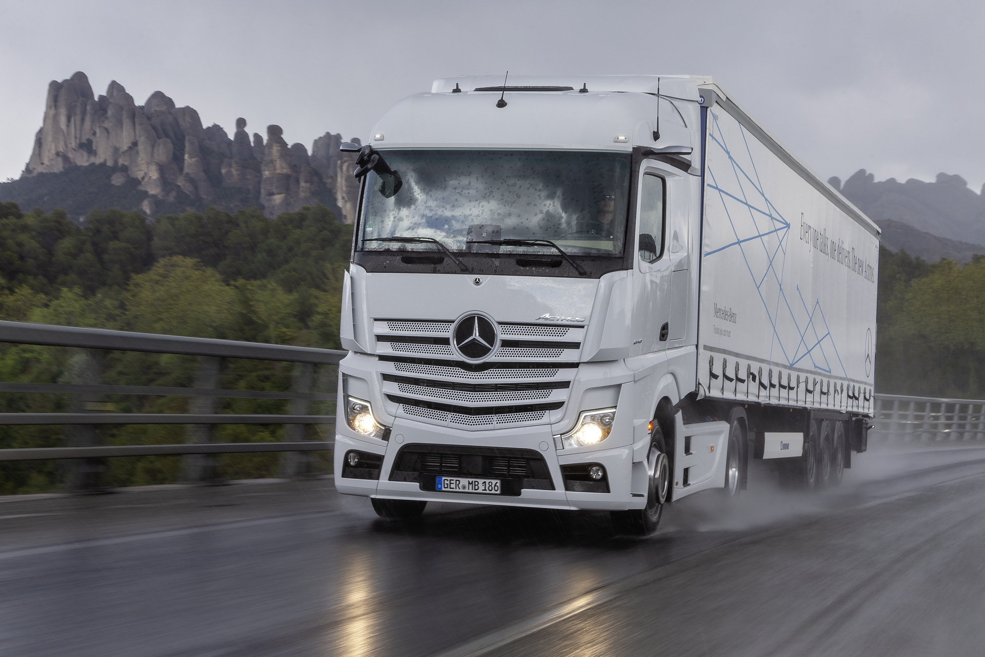 Mercedes-Benz Actros mit Active Brake Assist 5 und Abbiege-Assistent, Active Drive Assist, MirrorCam