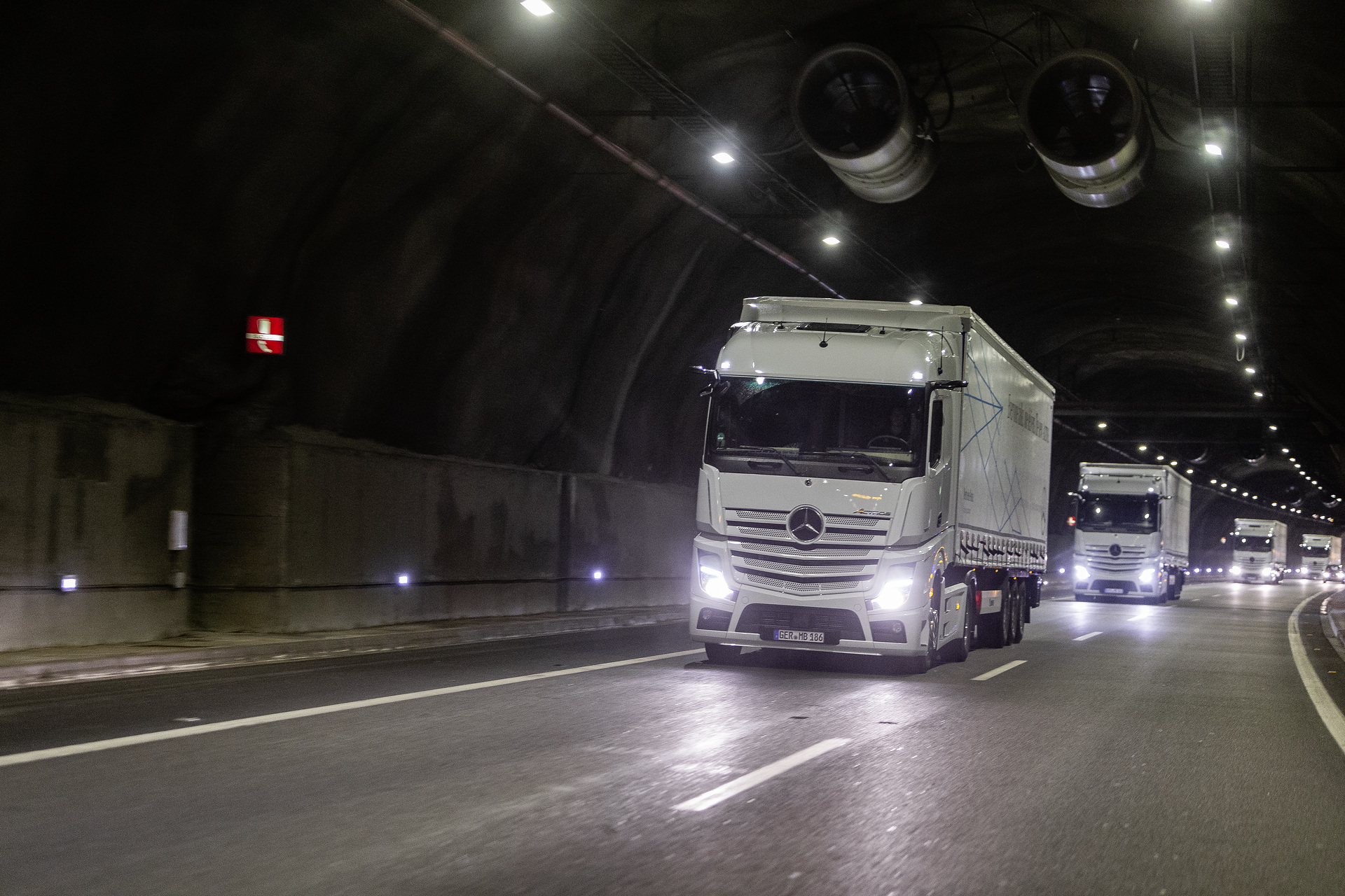 Im Vordergrund: Mercedes-Benz Actros 1845 LS 4x2, Exterieur, arktik-weiß, OM 471 Euro VI mit 330 kW (449 PS), 12,8 L Hubraum, 12-Gang Mercedes PowerShift 3, Active Brake Assist 5, Abstandshalte-Assistent, Verkehrszeichen-Assistent und Abbiege-Assistent, Spurhalte-Assistent, Stabilitätsregel-Assistent, Aufmerksamkeits-Assistent, Active Drive Assist, MirrorCam, Predictive Powertrain Control, L-Fahrerhaus StreamSpace Mercedes-Benz Actros mit Active Brake Assist 5 und Abbiege-Assistent, Active Drive Assist, MirrorCam