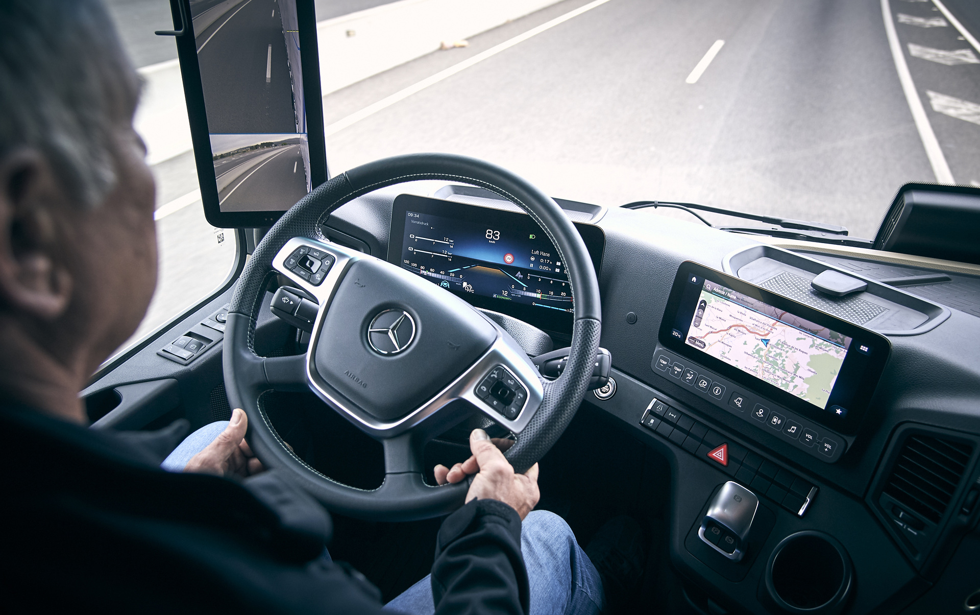 Everyone talks. One deliversing the new Actros - JXperience Barcelona 2019 Driving the New Actros. JXperience Barcelona 2019